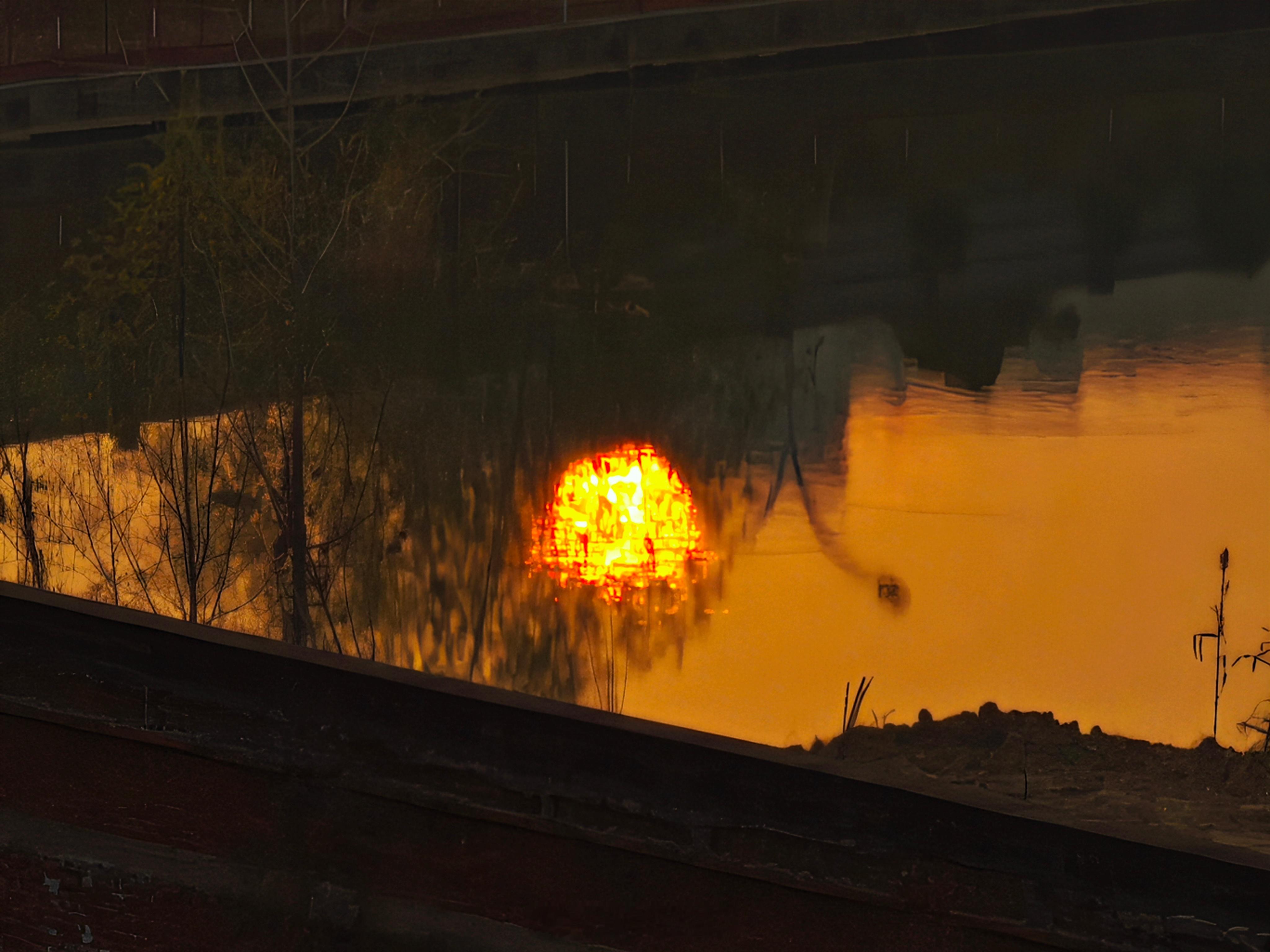 这哪是日落，分明是蛋包饭流心了啊🍳 谁懂啊，看饿了！(此条文案由AI生成) 