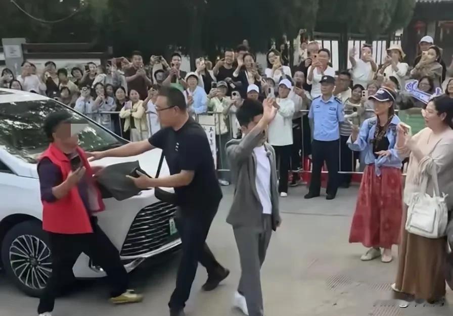 这个红马甲真的是无底线
董宇辉山西长治站直播收尾时的突发冲突
现在回头看真的挺离