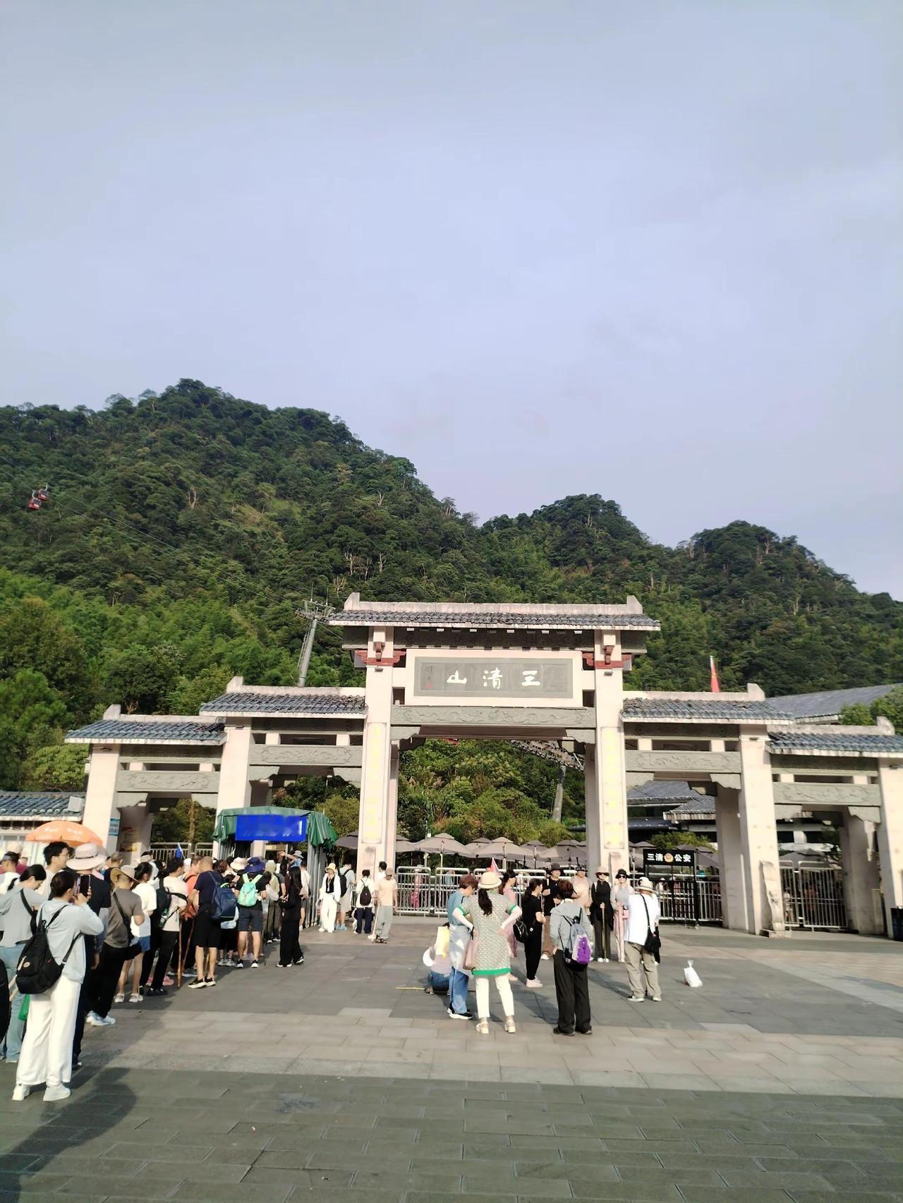 三清山最美景点。三清山最美最神奇的景点，应该是巨蟒峰和神女峰登上山顶看美景 大好