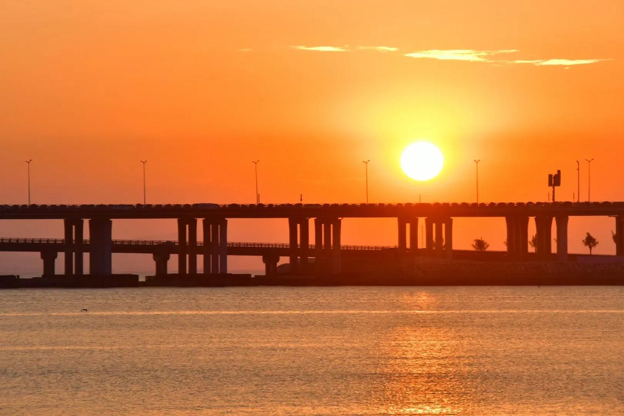 夕阳下的海湾大桥，浪漫又宁静。大桥看夕阳 渔人湾日落 太湖大桥日落 在海边拍的日