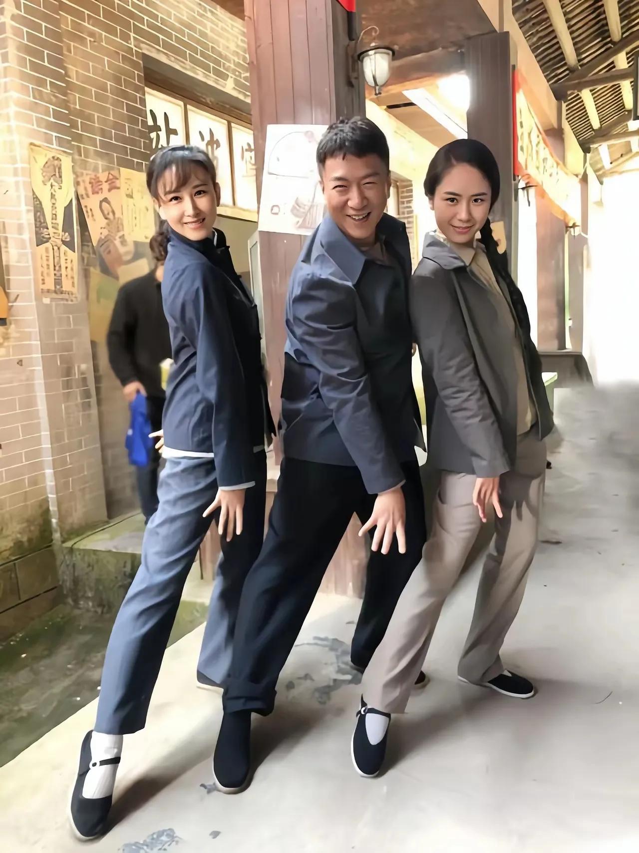 孙红雷两边的美女，大家知道是谁吗？和好友街头随拍，笑容定格美好瞬间！