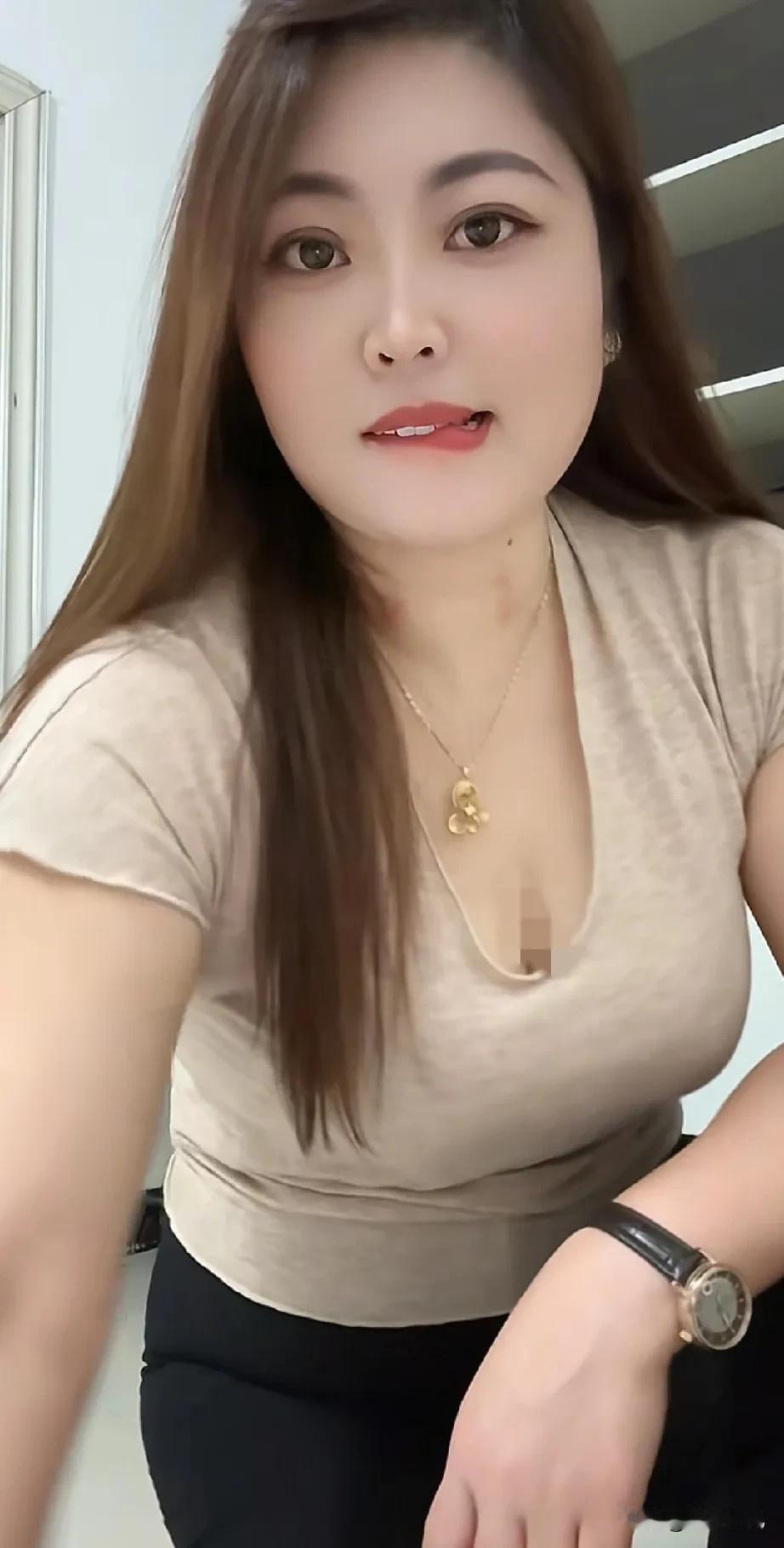 最近我跟一个男生频繁的聊天
我发现我对他产生了好感
我知道这不是喜欢 
也不叫爱