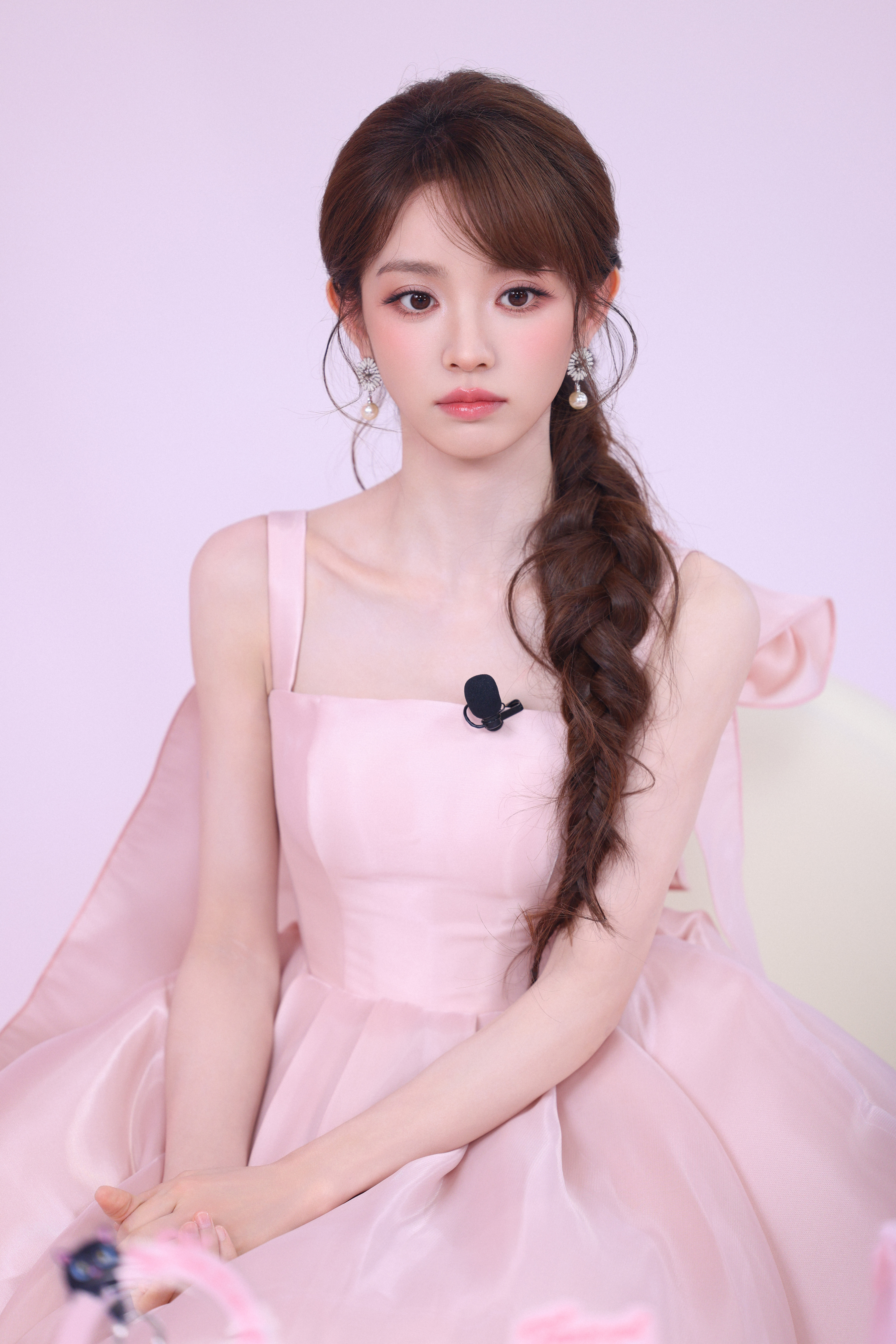 田曦薇 🎀田曦薇高洁丝品牌元气代言人在满是柔软与自在的粉色世界里，捕捉VV的满