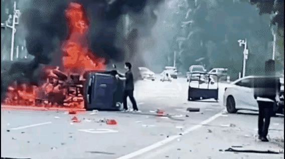 热点观点 泪目了，这个世界上真的有舍己救人…自己都认为车会发生爆炸但还是“不顾生
