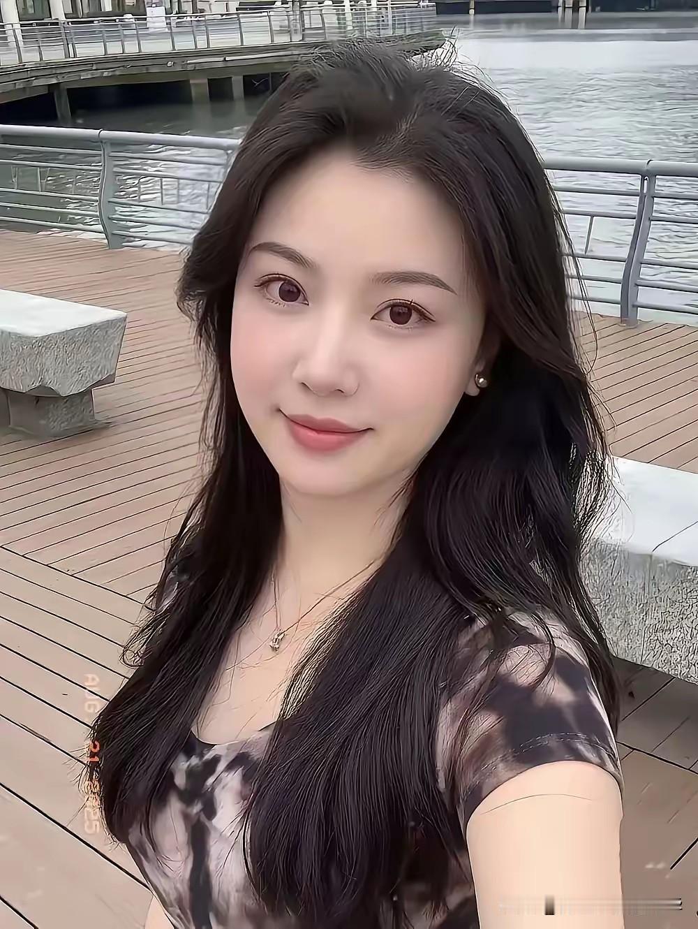 我相信百分之九十五的男人，会喜欢上这个一头乌漆麻黑的秀发，大眼睛，高鼻梁，红唇诱