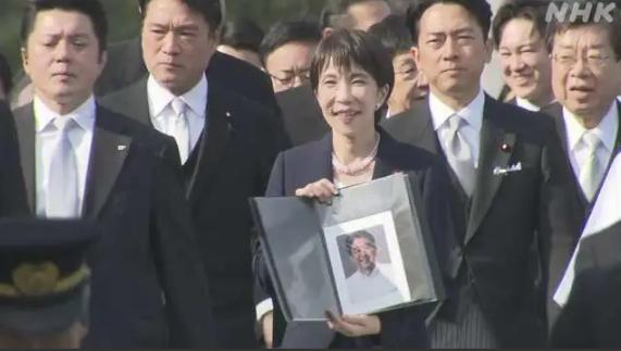 高市早苗参拜伊势神宫，居然手持安倍晋三遗照，以此表达所谓深厚的“师徒之情”。
