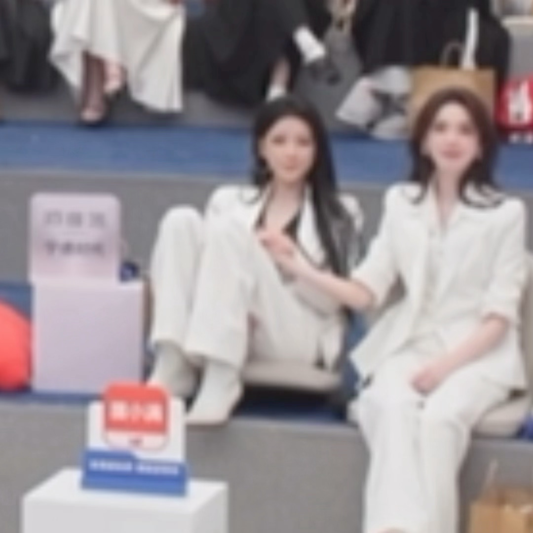 一会没看家咪悠闲得都晃上摇椅了。 