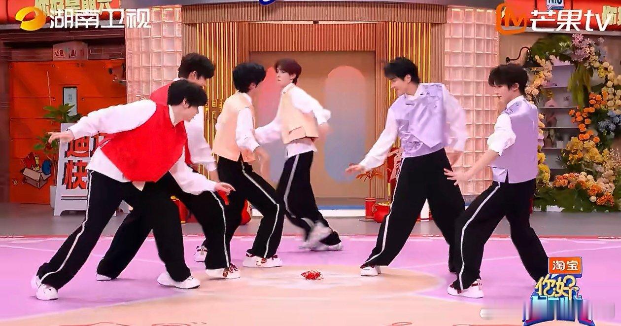 张颜齐忙了一通全白忙你好星期六 “热舞迎春”环节，张颜齐领舞时各种高难度动作轮番