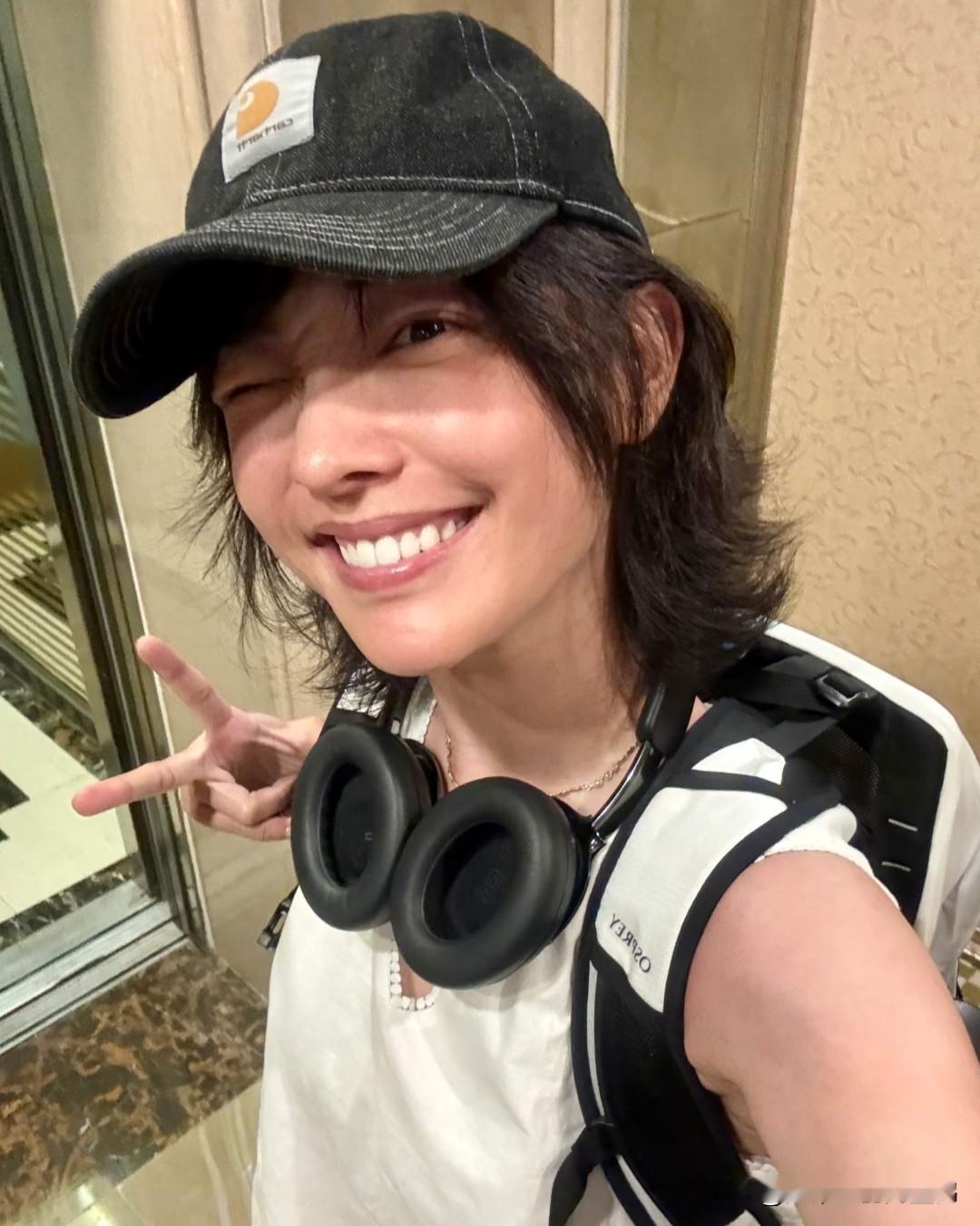 白百何深夜晒电梯对镜自拍，行李箱贴满萌趣贴纸，元气状态完全看不出赶路人，配文“换