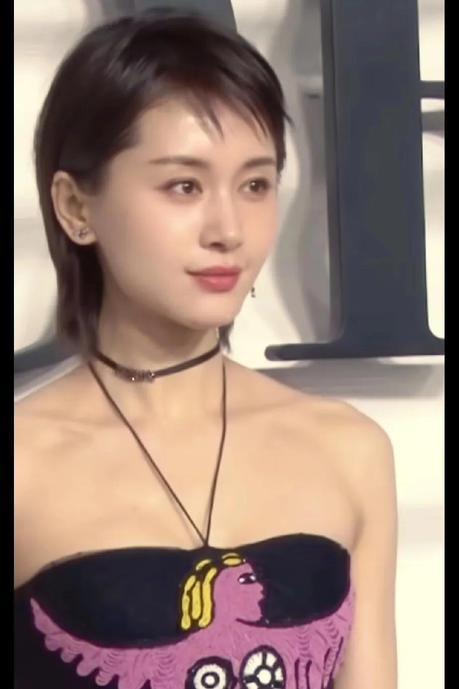 这个妆真好看，一点都没有千篇一律的网红感
这样的微整最起码比那些填充僵硬的脸看着
