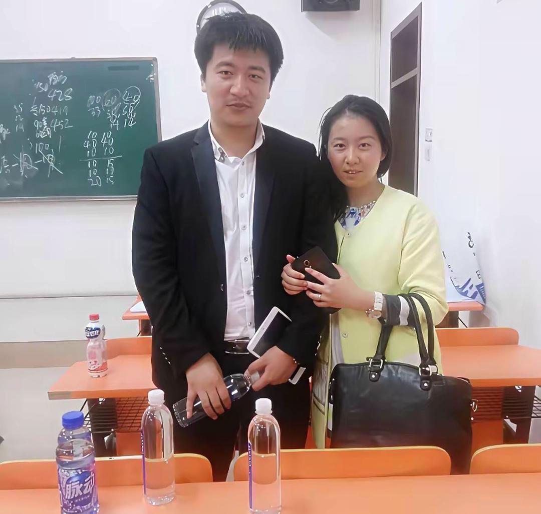 张雪峰生前与妻子