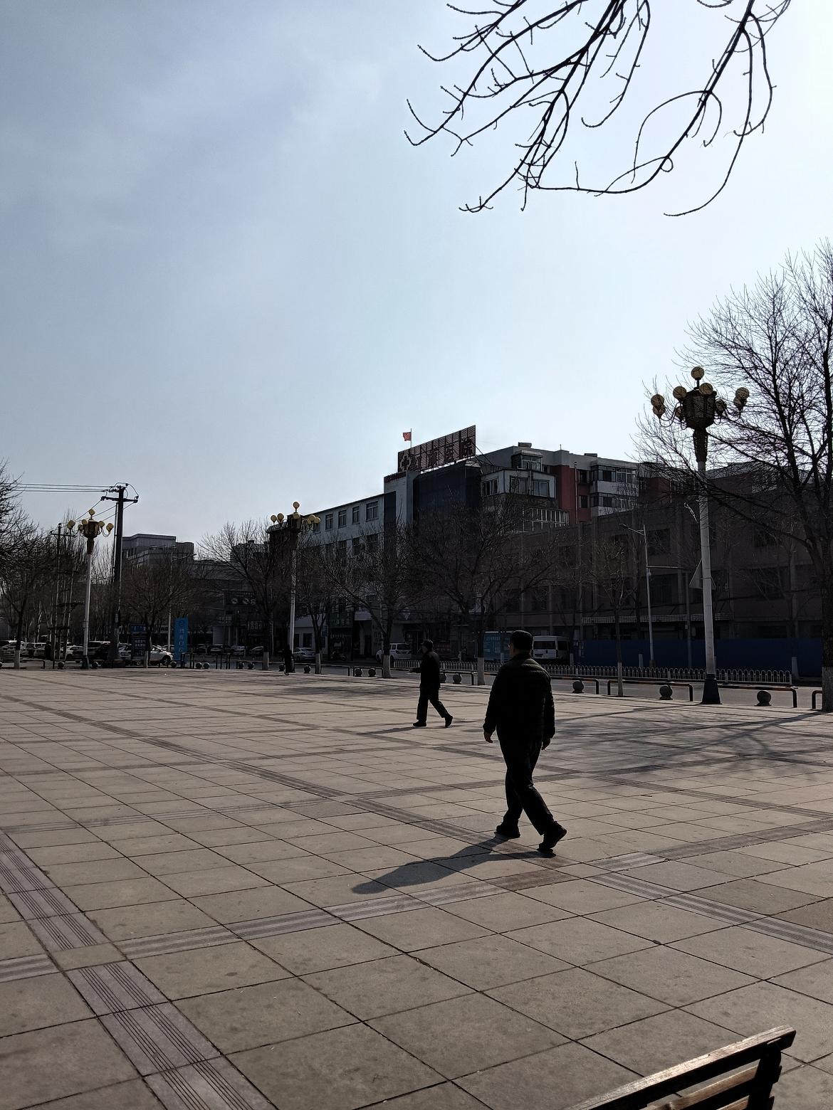 冬日暖阳下，漫步在空旷的广场，感受城市的宁静与美好。