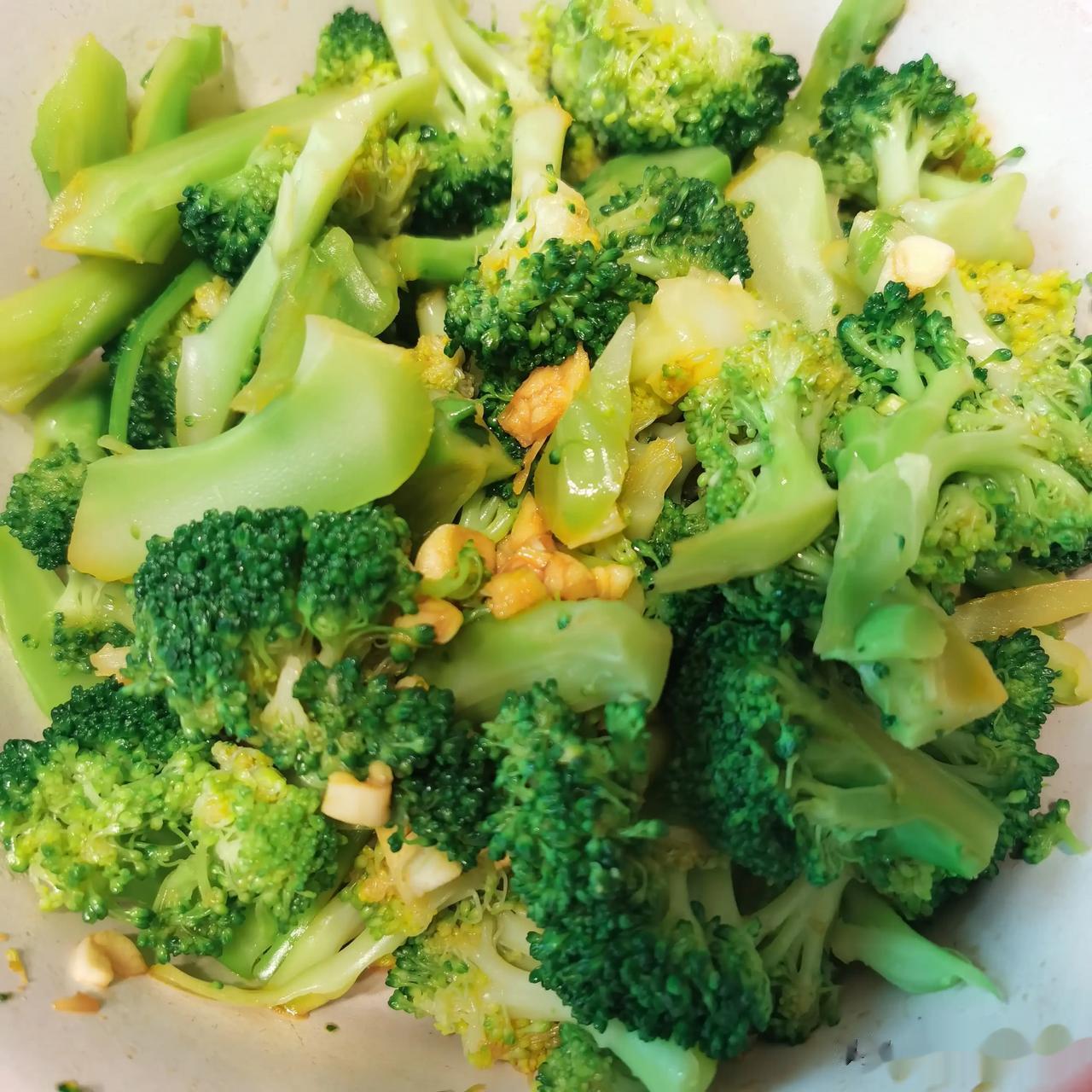 #记录我的2023# 
#十月美食录# 
凉拌西兰花
锅里热橄榄油，放蒜末、小米