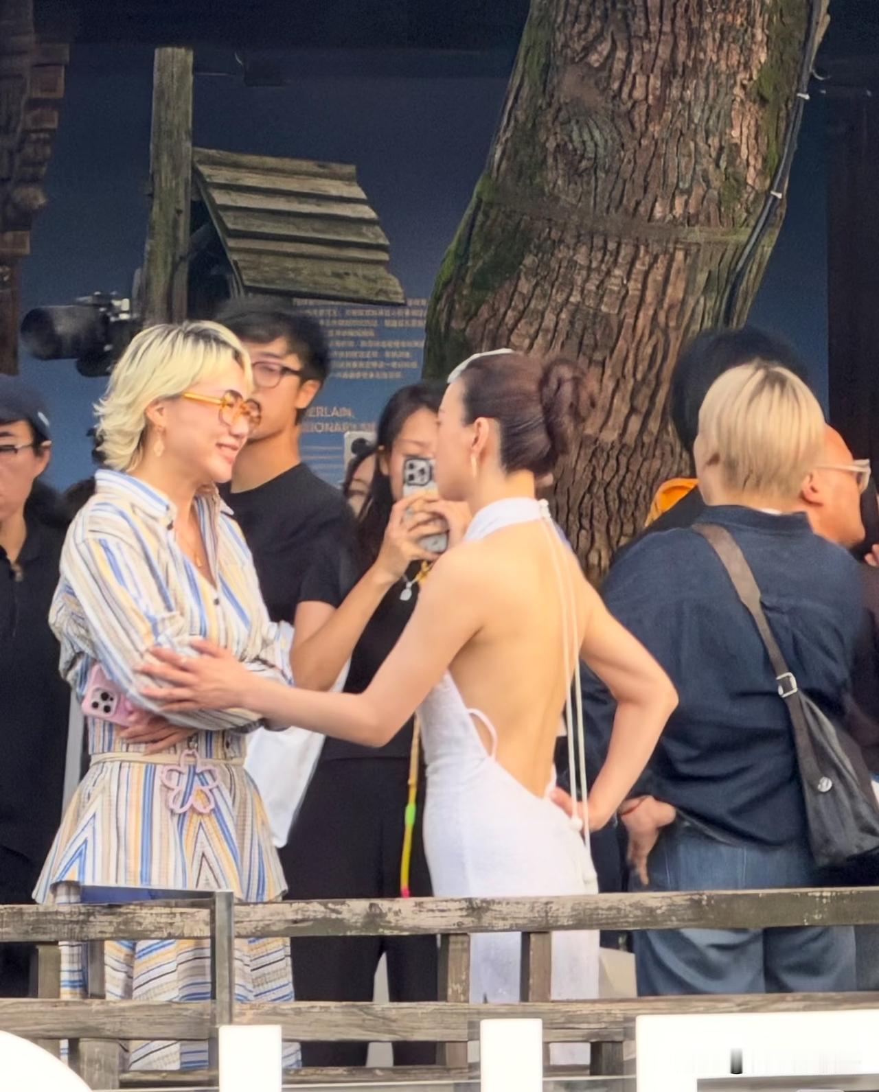 她那么瘦肚子居然不是平的！
看体态像是骨盆前倾，显得肚子大……但愿她再次火起来不