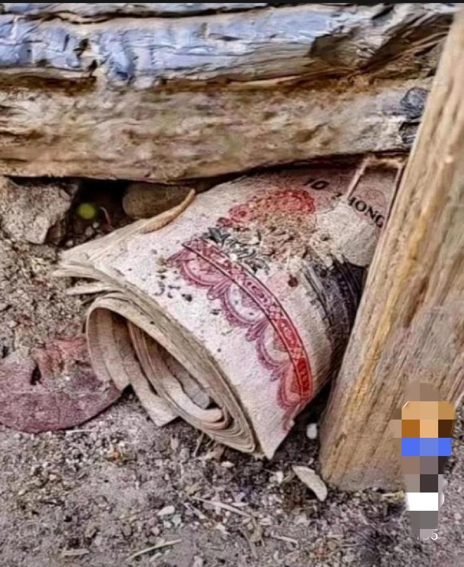 前些年在贵州遵义那边有个村民拆老房子，一锤子下去，房梁角落掉出个油纸包。

打开