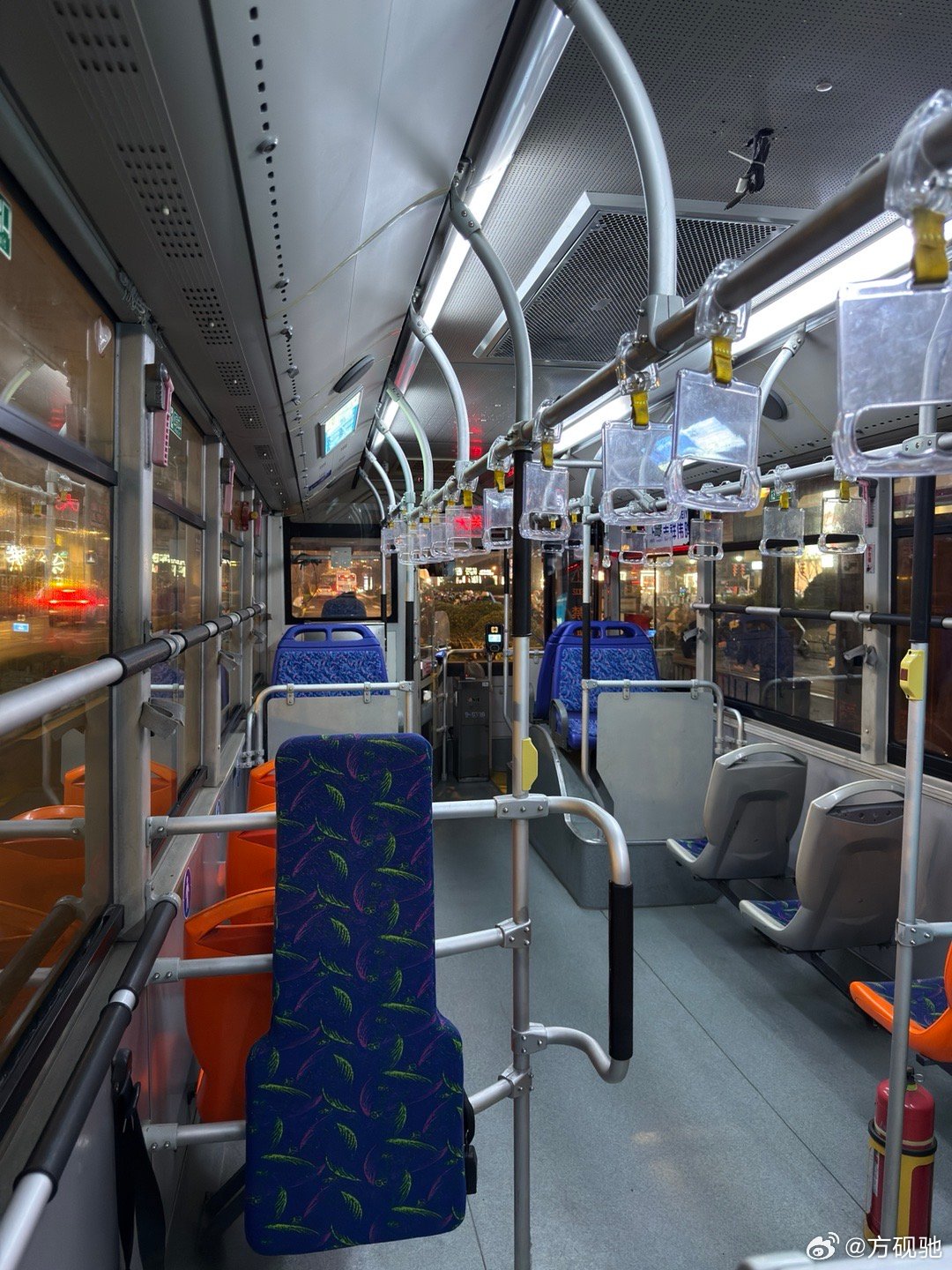 这也是包上公交车了