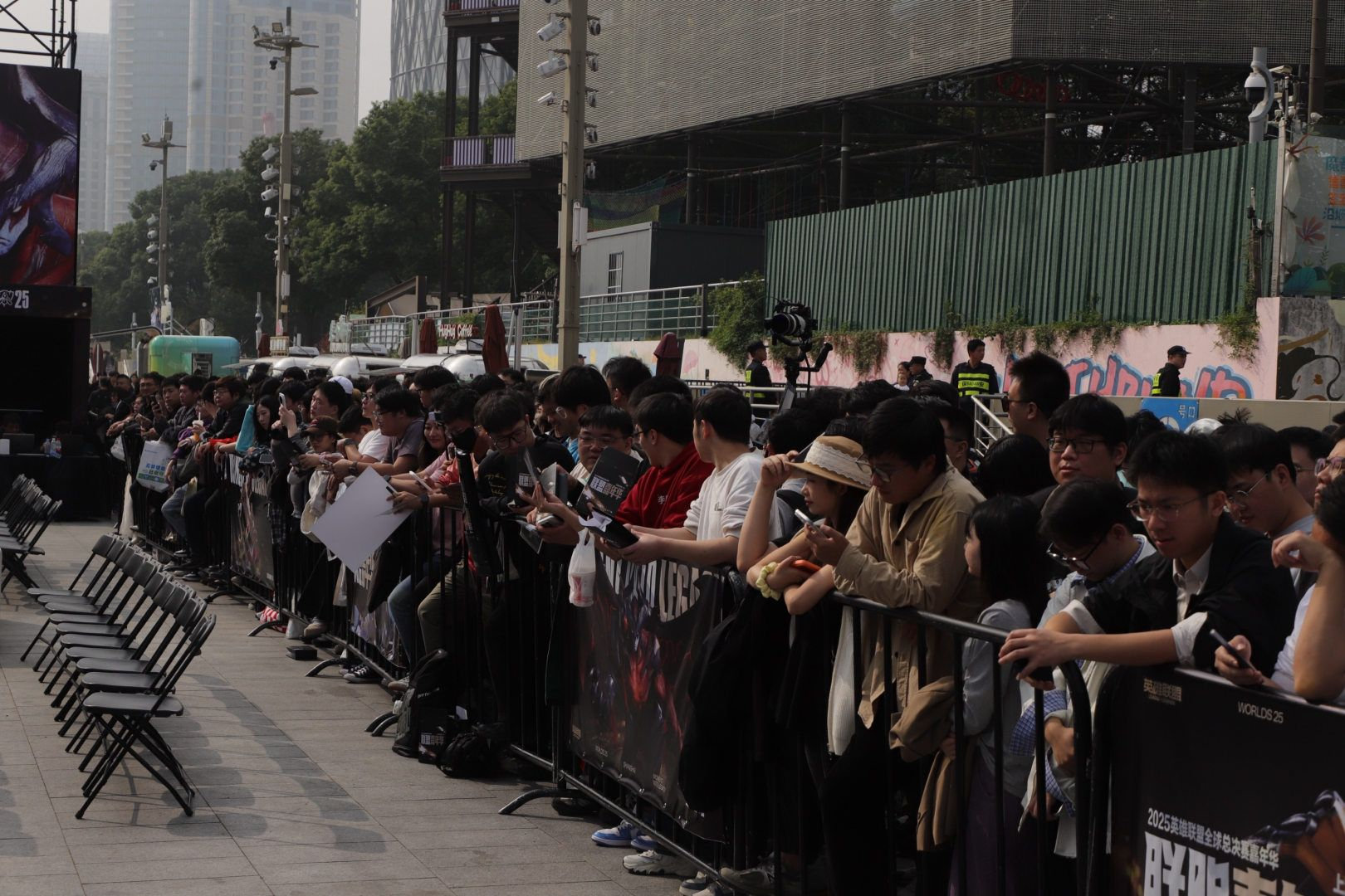 Uzi来s15线下了Uzi线下无处走位隔着屏幕都被现场的氛围惊到了！！真的好有激