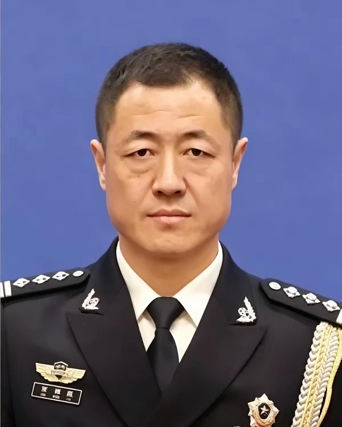 谁还去执着追捧屏幕里的流量明星，看完滨州民警贾铭毅的经历，才明白真正的超级英雄就