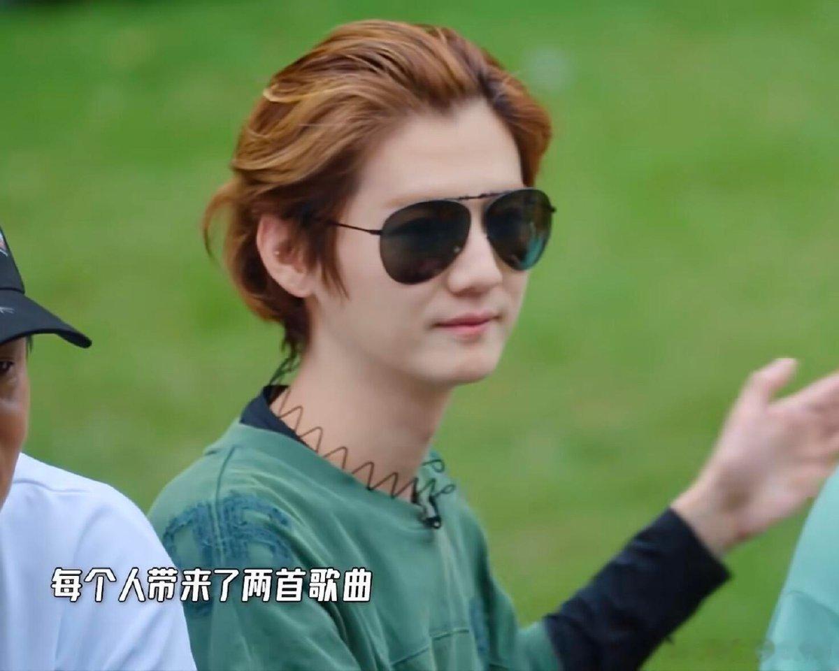 鹿晗紧急撤回一个擦头发鹿晗隔着帽子给范志毅擦头发可爱小鹿在线闹乌龙，举手投足皆是