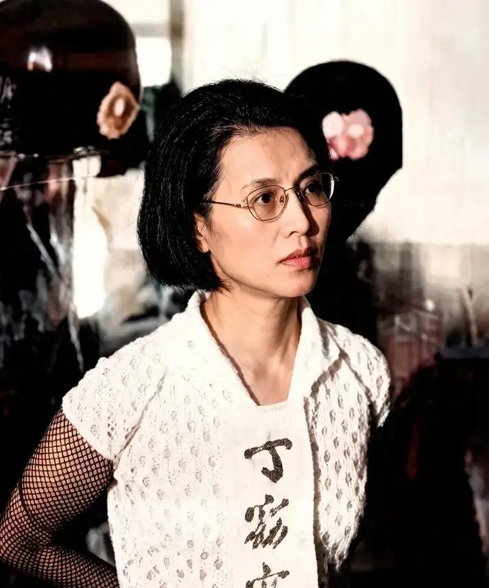 1956年国民党员丁窈窕，押赴刑场时，给她拍下了这张照片她不是战斗英雄，被捕只因