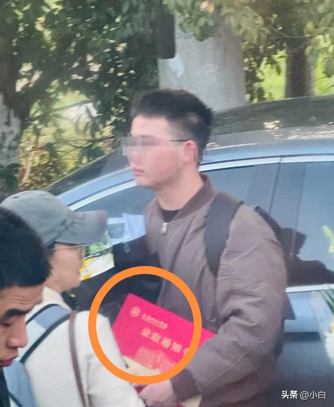 眼泪真的忍不住了！

在漫长的送别队伍中，

最感人的不是白发老人，也不是熬夜的