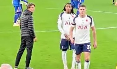 🥇BBC体育报道：托特纳姆热刺方面认为，杰德·斯宾斯和米奇·范德文在与切尔西比