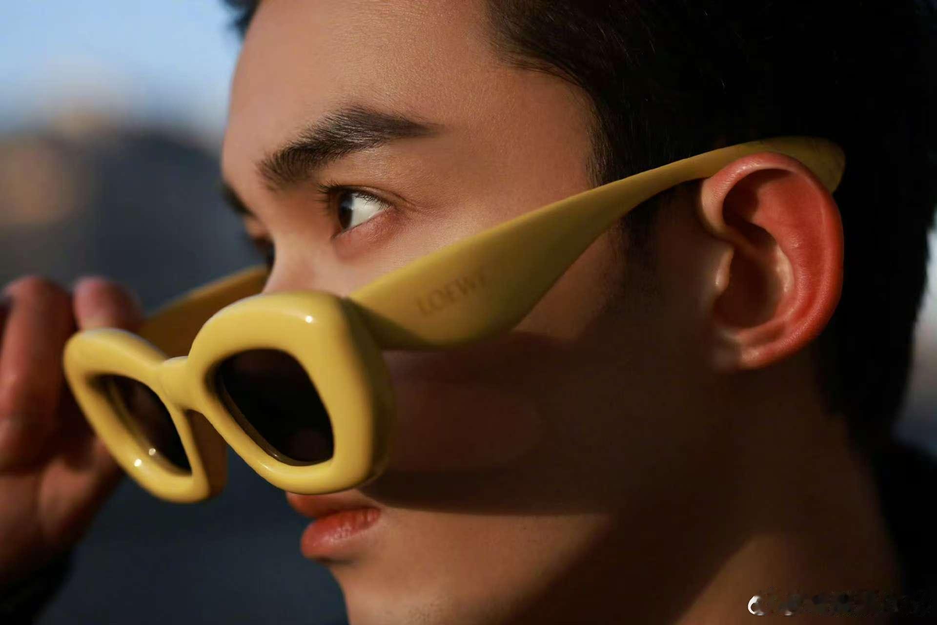 吴磊正在御剑飞往海口的路上 谁能想到吴磊的“世另我”竟然这么好玩，御剑飞行竟然变