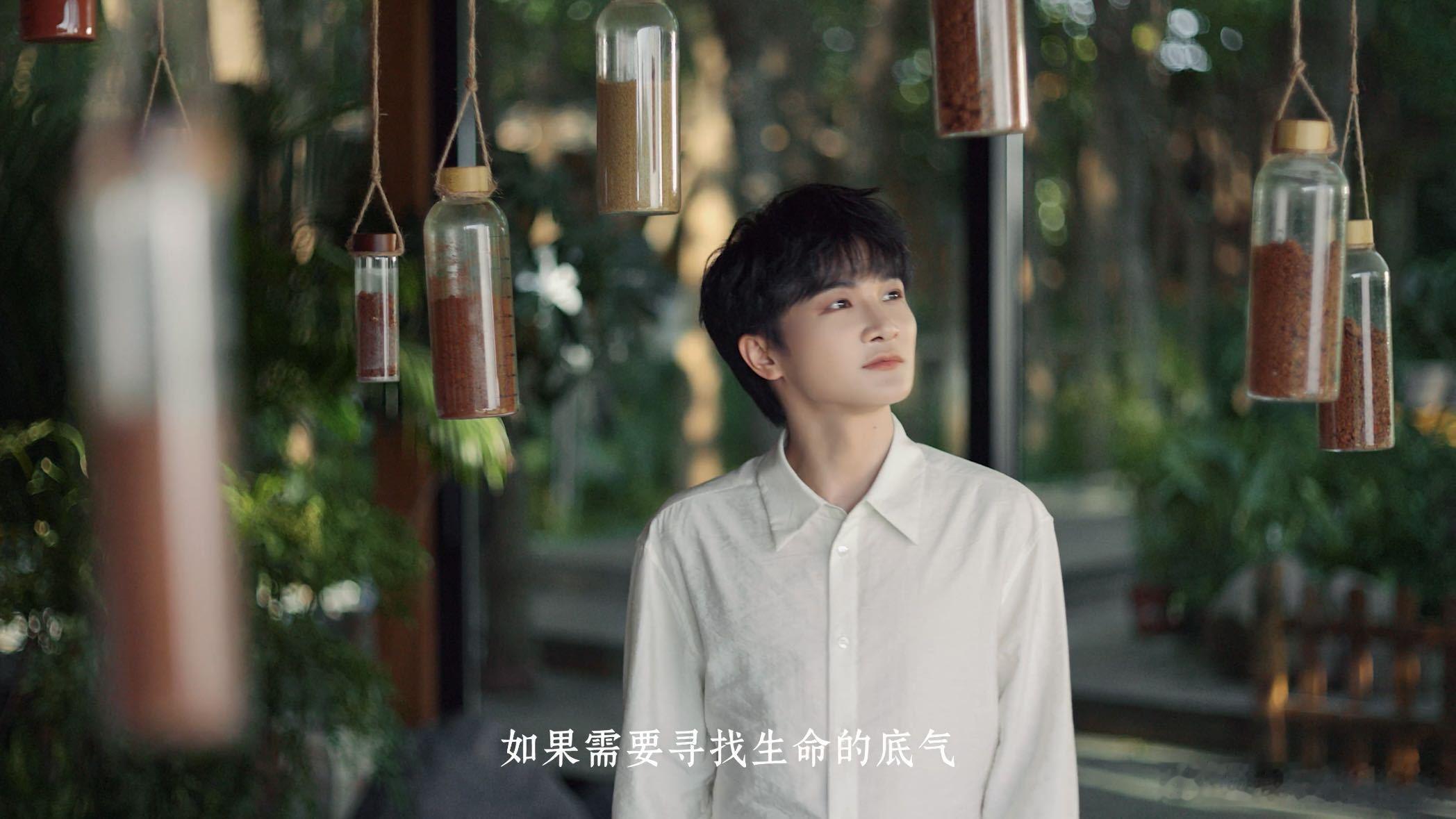 周深问你会深信什么 全程沉浸式看完短片，被温柔的生长力量狠狠戳到。品牌选择周深真
