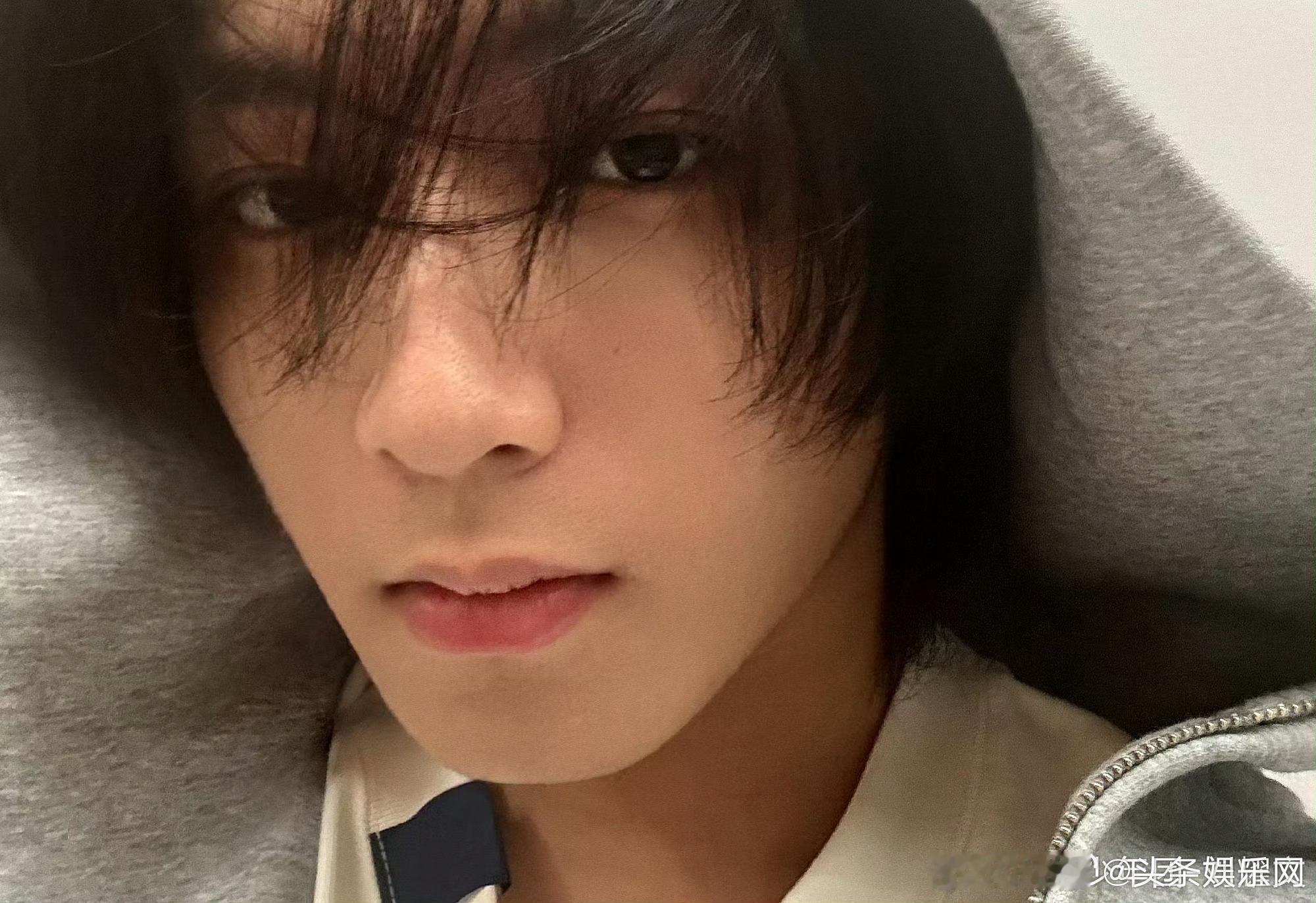 #刘耀文素颜碎发自拍# 刘耀文头发好长，该剪了哈哈哈哈哈 素颜状态这么好，碎头发