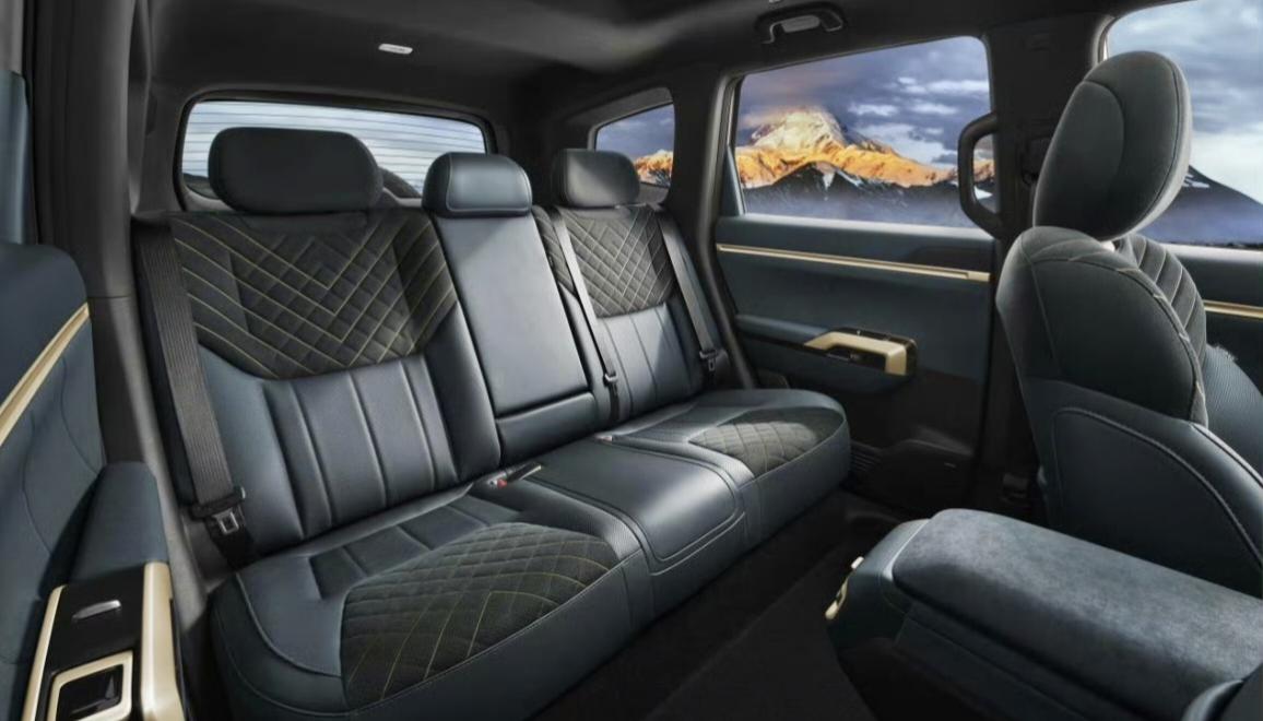 深蓝 G318 的内饰图，无论是外观还是内在，这都是最不深蓝的一款车。
挡杆设计