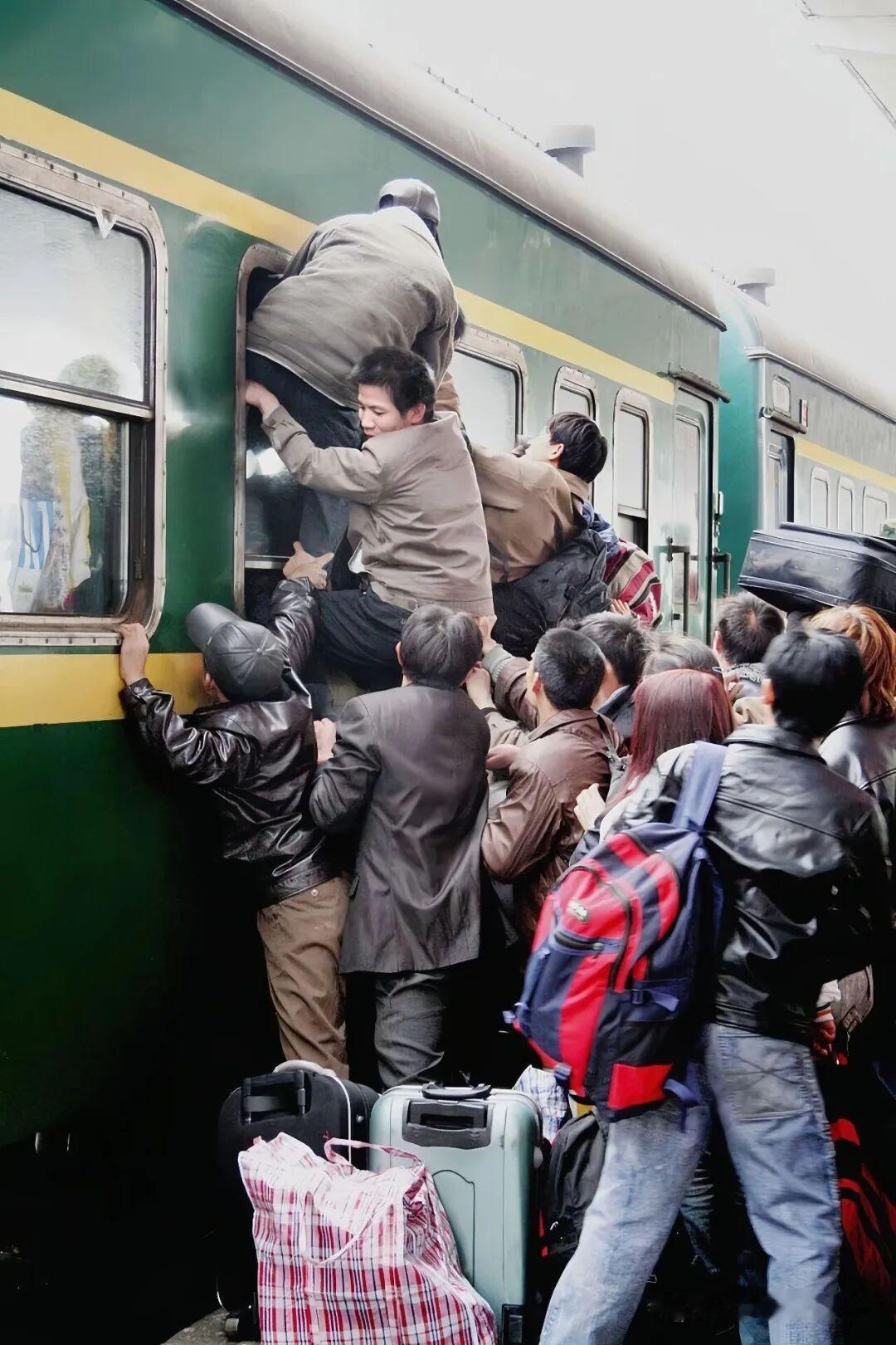 53岁农民工，坐64.5元绿皮车回邯郸，只为多给家人添份年货❤️

今日小年，北