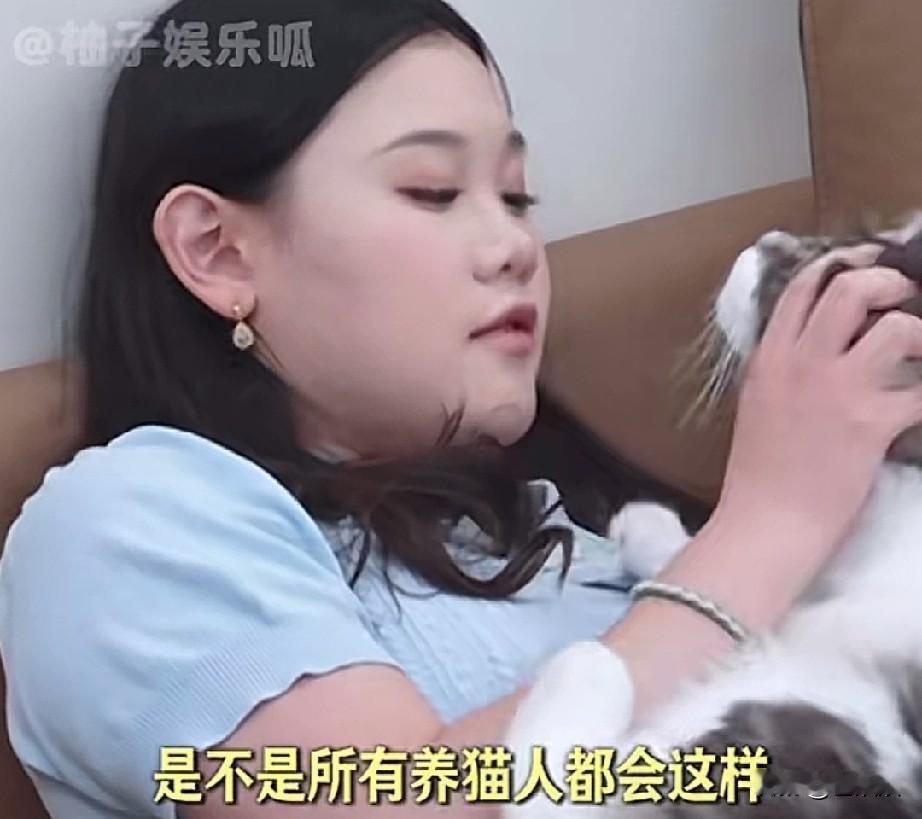 笑死个人，猫奴都那么喜欢“吸猫”吗？
张家齐把整个猫头都要吸进去了，每天亲个不停