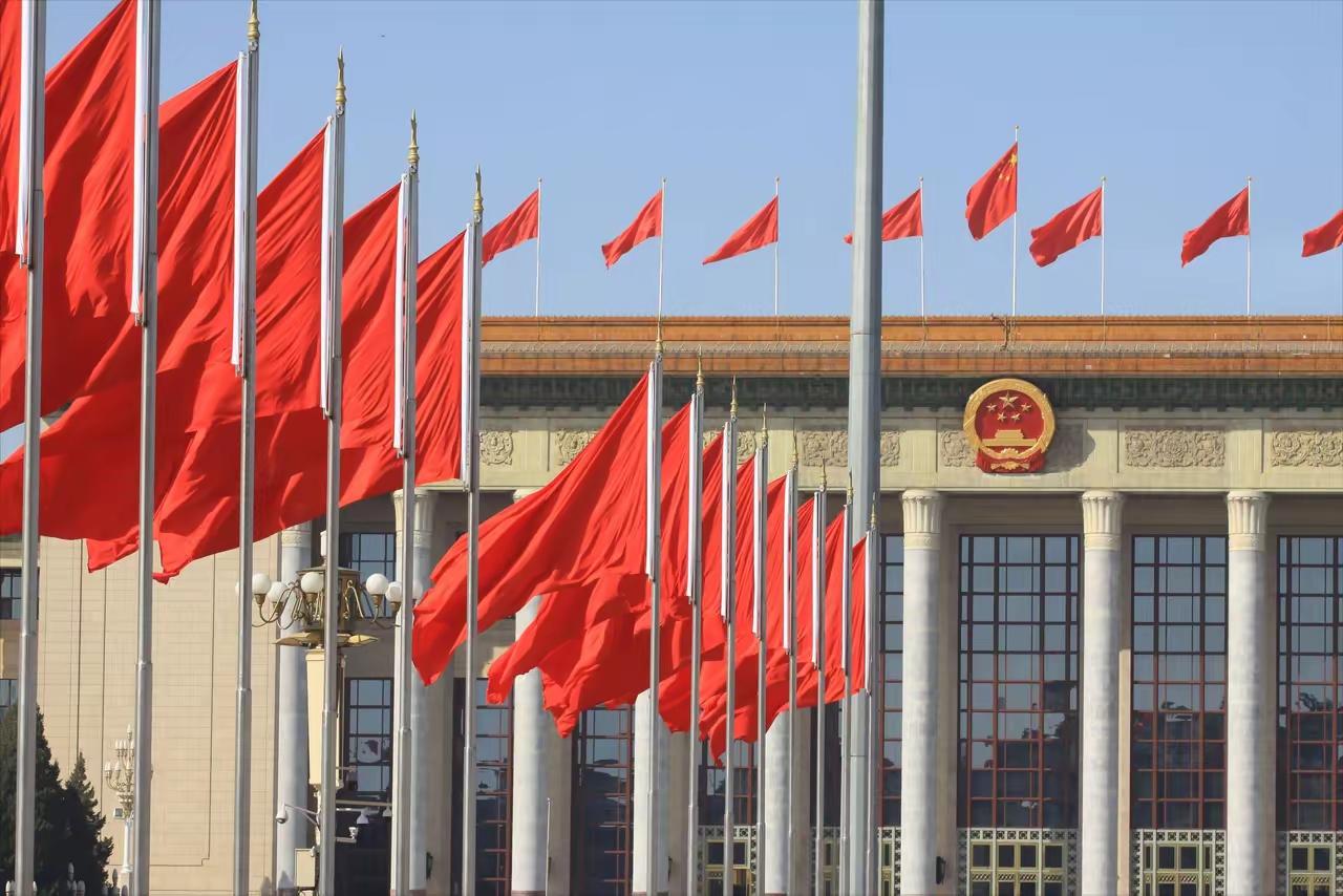 那代人作品的要害在于：消解正义，告别革命。那代不义而反革恨国的人老了，虽仓皇移居