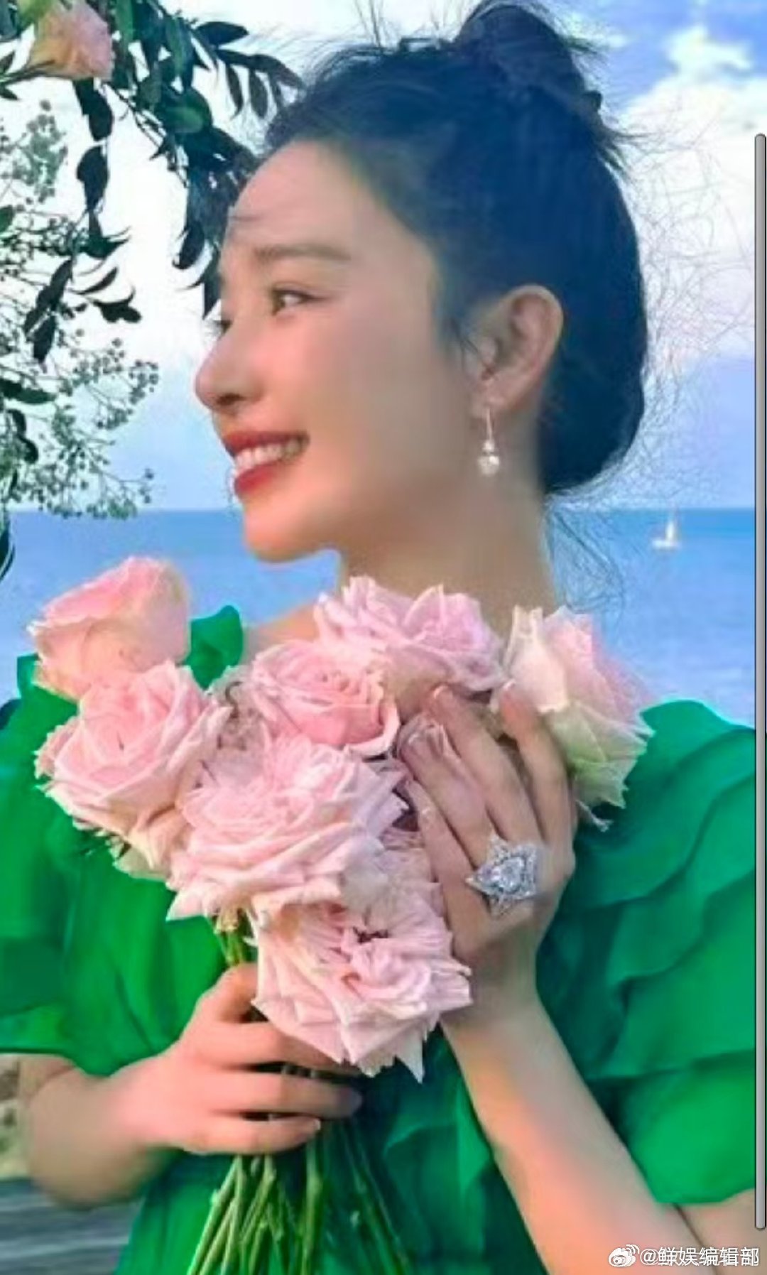 阚清子开机照戴了求婚钻戒阚清子开机照戴着婚戒 开机照细节甜度超标！阚清子佩戴求婚