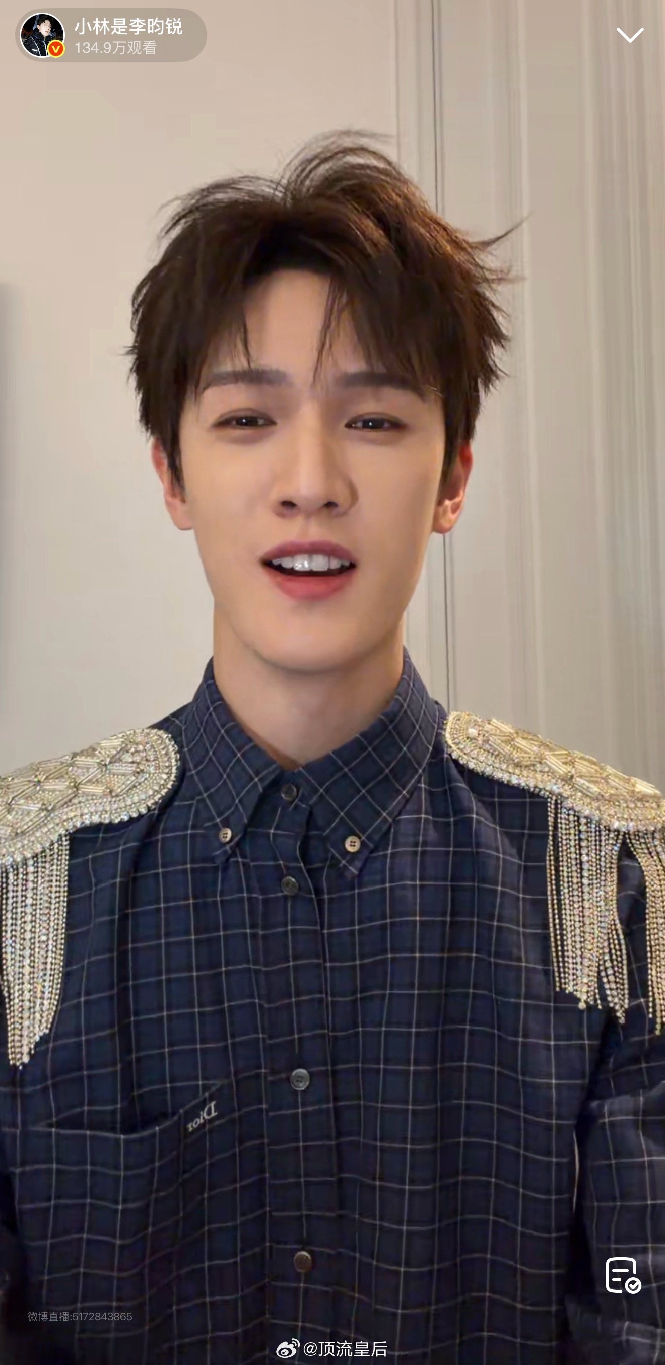 李昀锐就这么松弛的开启直播和粉丝畅聊，分享巴黎时装周日常，状态超好的大帅哥。 