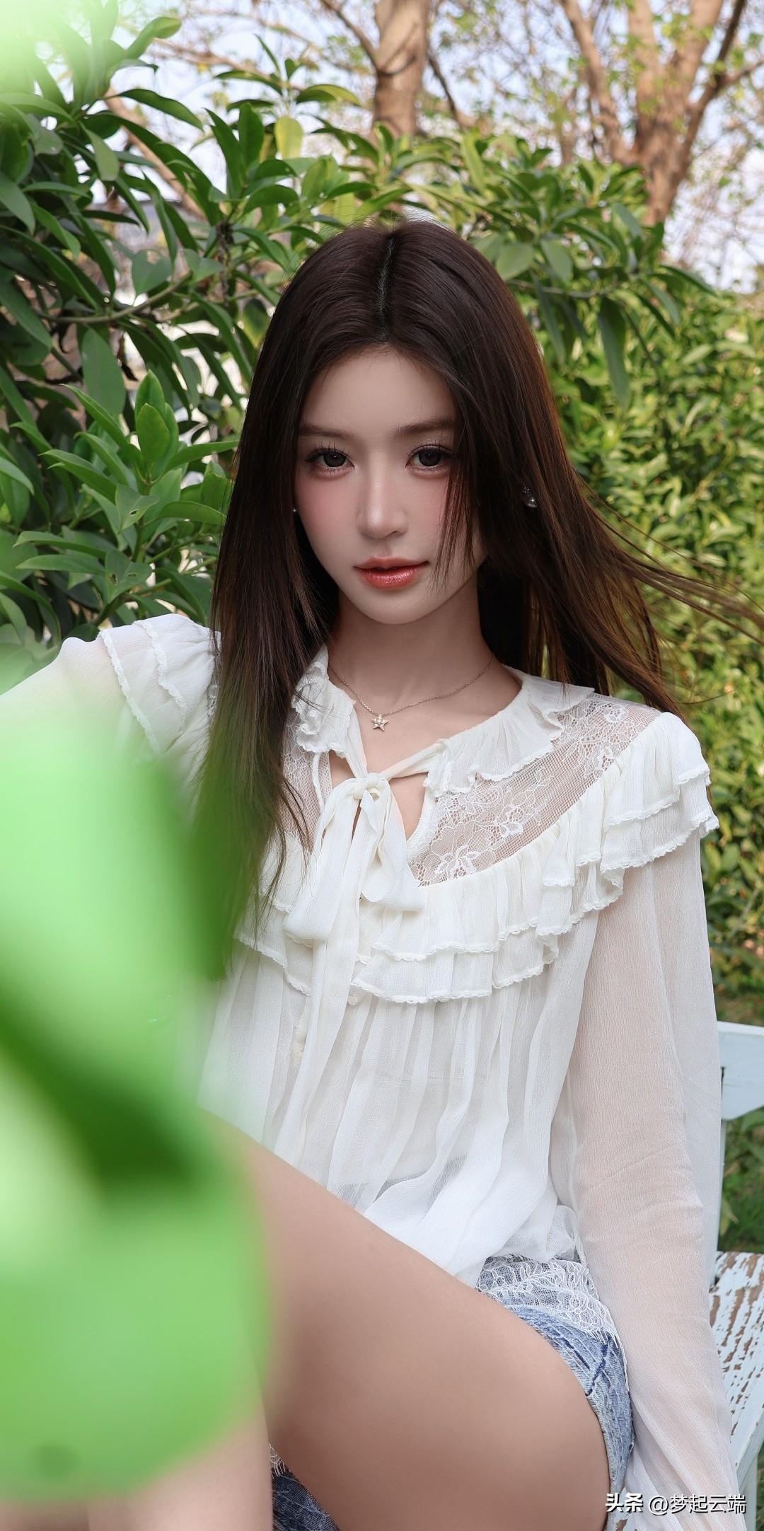 清新自然，少女心满满，白色蕾丝上衣搭配绿色植物，完美融合自然与时尚！🌿💕