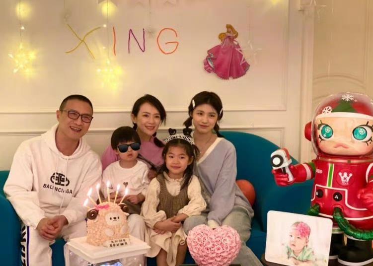 场景： 醒宝10岁生日那天晚上，汪峰关掉手机，蹲在女儿面前，平视她。

汪峰：醒
