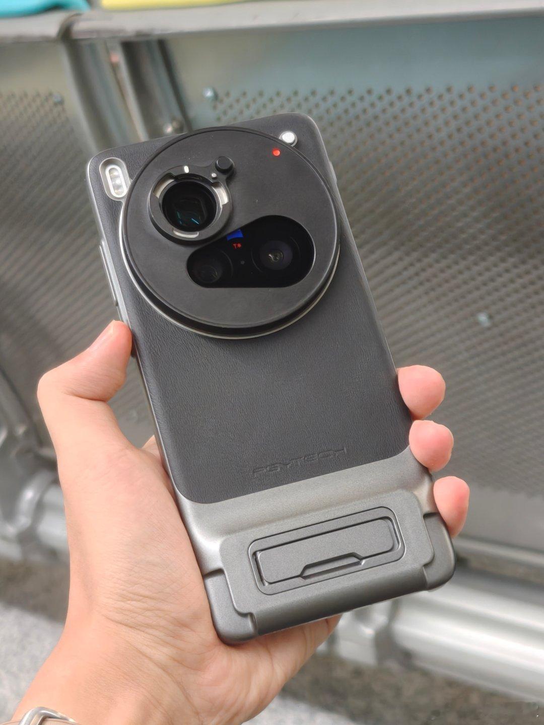 该说不说，vivo X200 Ultra戴着壳就给人一种很厉害的感觉，更别提外接