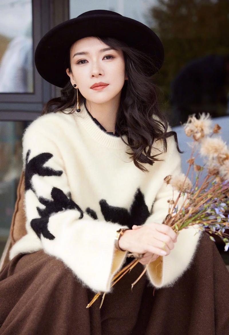 章子怡是真敢拼，
但把她的专业说成“忘穿内衣”，也太浅了！
 
46岁拍《酱园弄