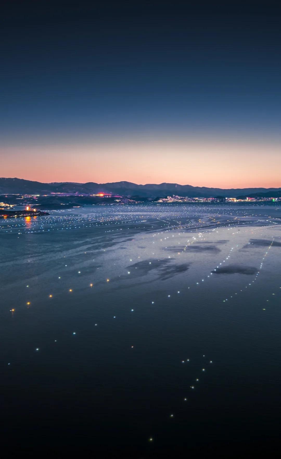 不是！大理渔灯季也太好拍了吧！！！
来大理旅居，恰逢遇到了洱海的渔灯季，在蓝调时