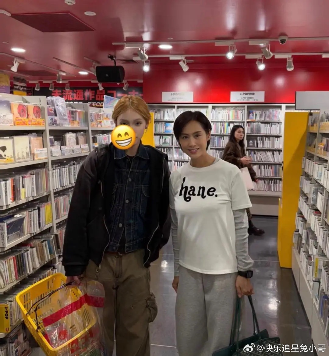 54岁的朱茵在日本逛街买黑胶唱片，她的穿衣打扮低调朴素，留着一头干练的短发，皮肤