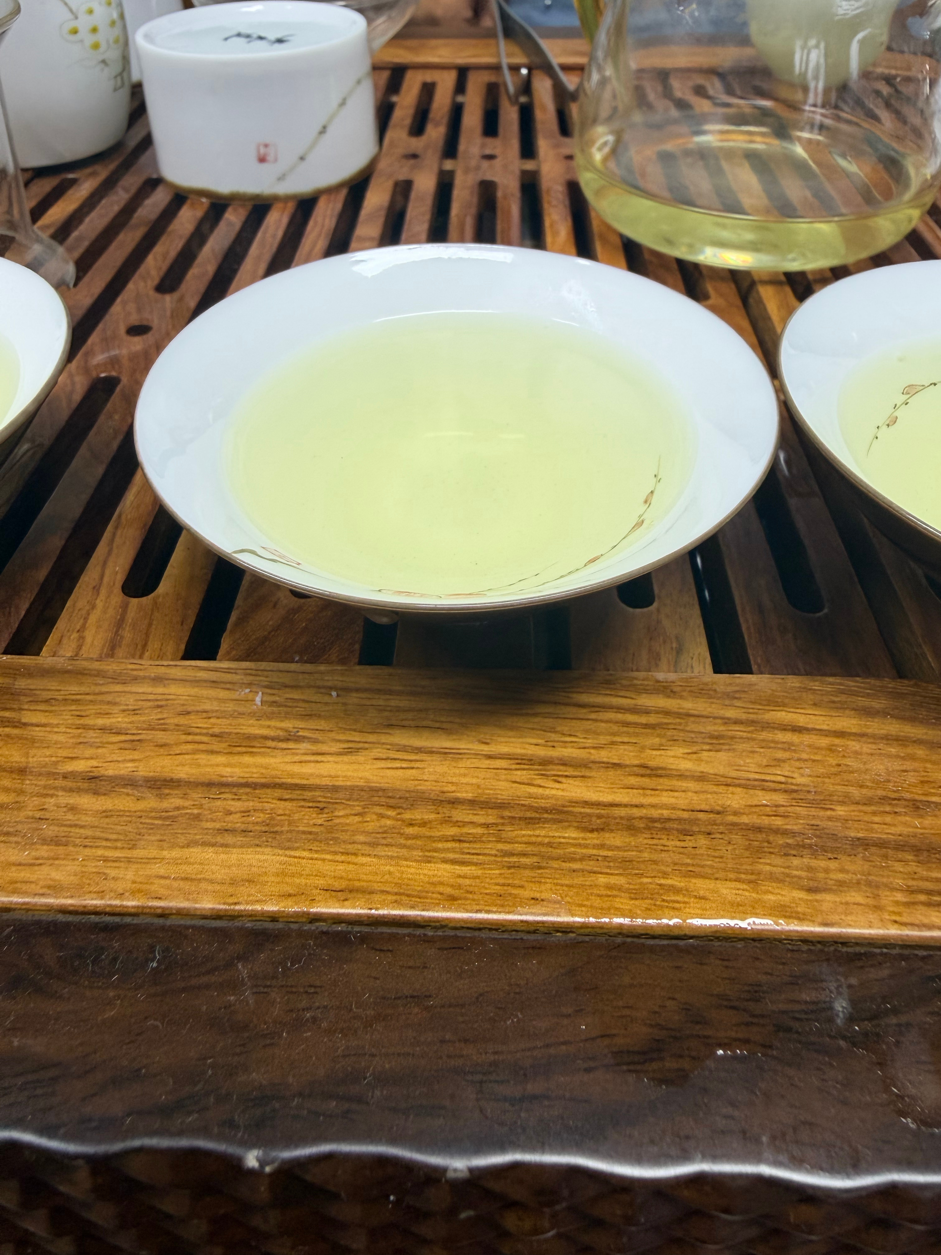 来茶叶店买崂山绿茶老板姐拿了6个手机看直播告诉我们说这是她副业，在直播间当气氛组