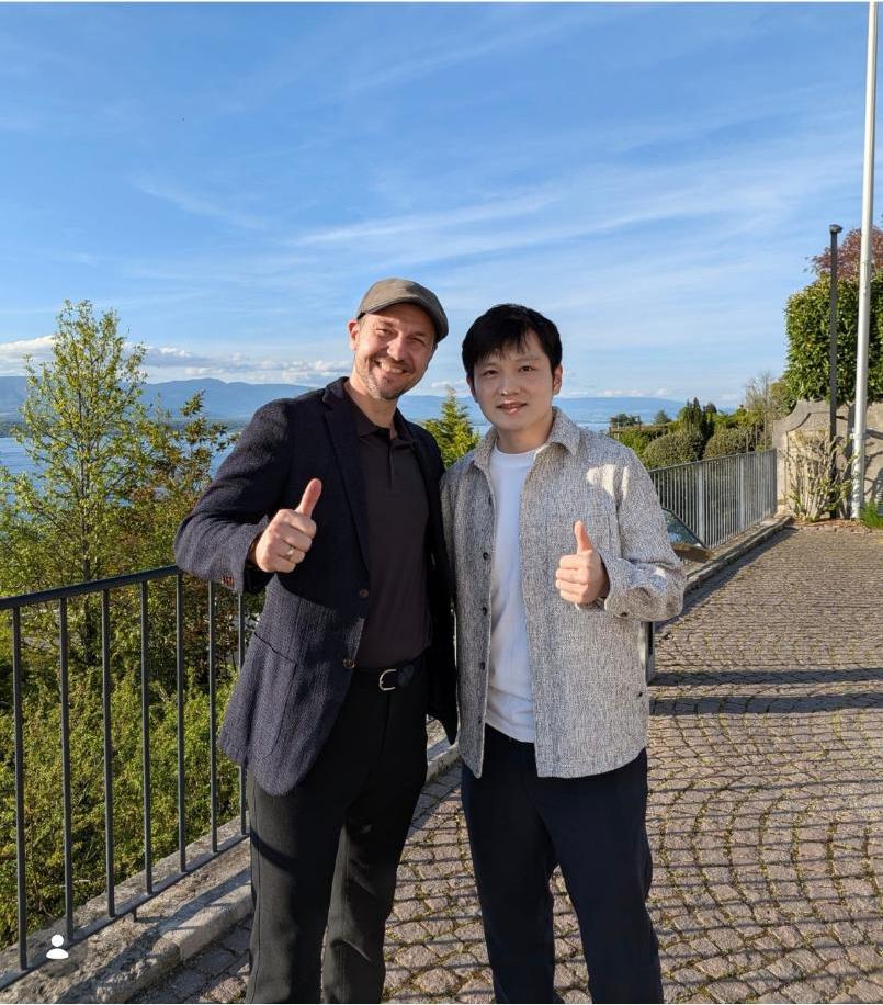 樊振东和好友波尔一起出游的照片流出，以蓝天白云、远山江水、绿树如茵为背景，更加凸