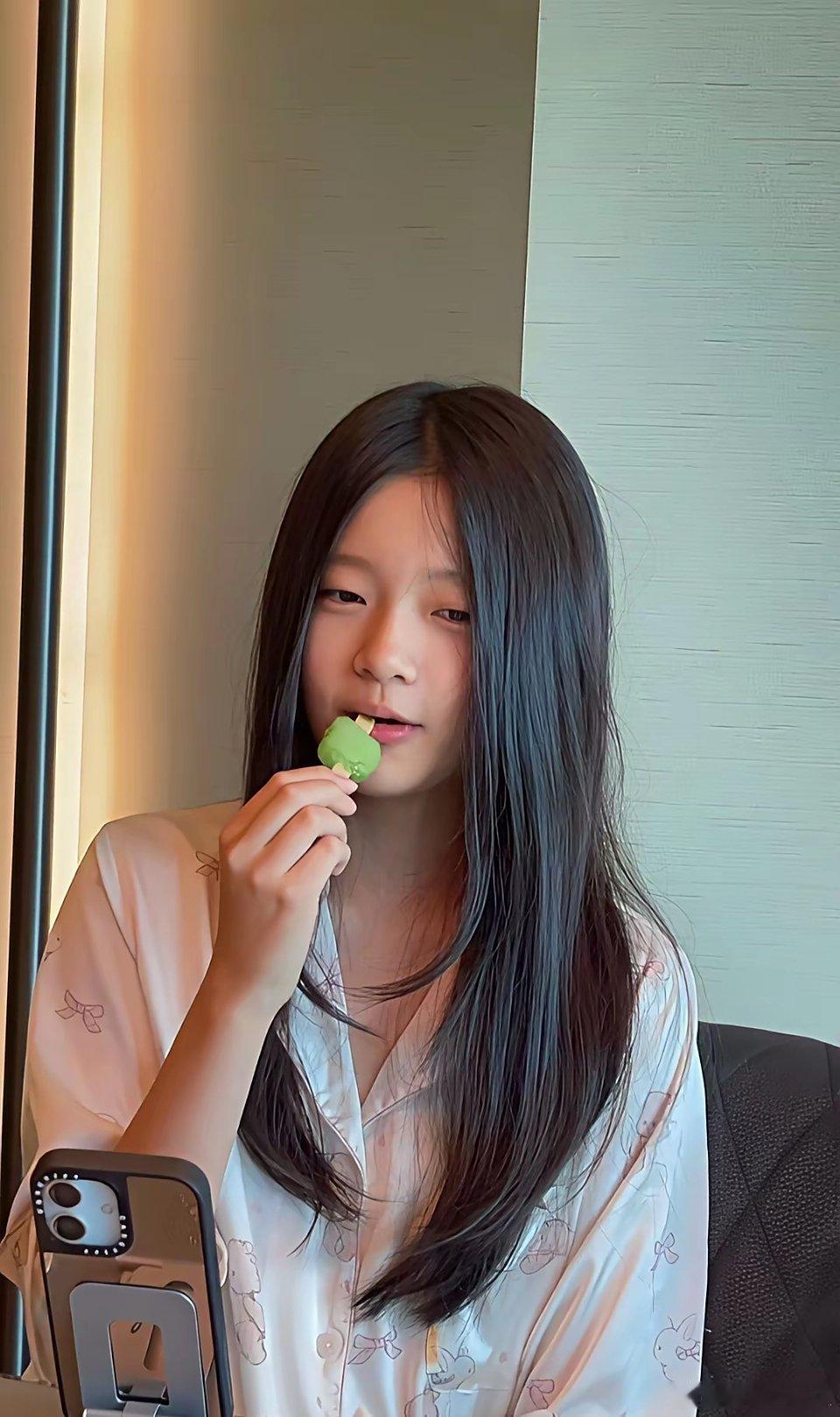 小玥儿和霖霖正脸爆光，玥儿太像大S了，顿时让那些说小S二女儿像姨妈的人通通闭嘴，