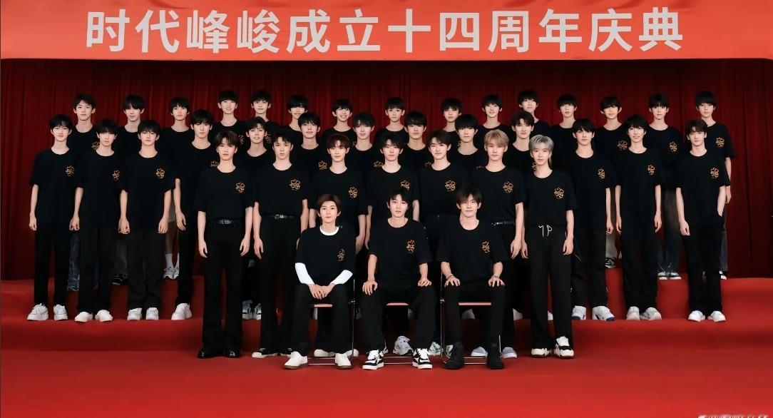 再看这张仿佛是四世同堂的大合照，还是觉得好笑[doge] ​​​