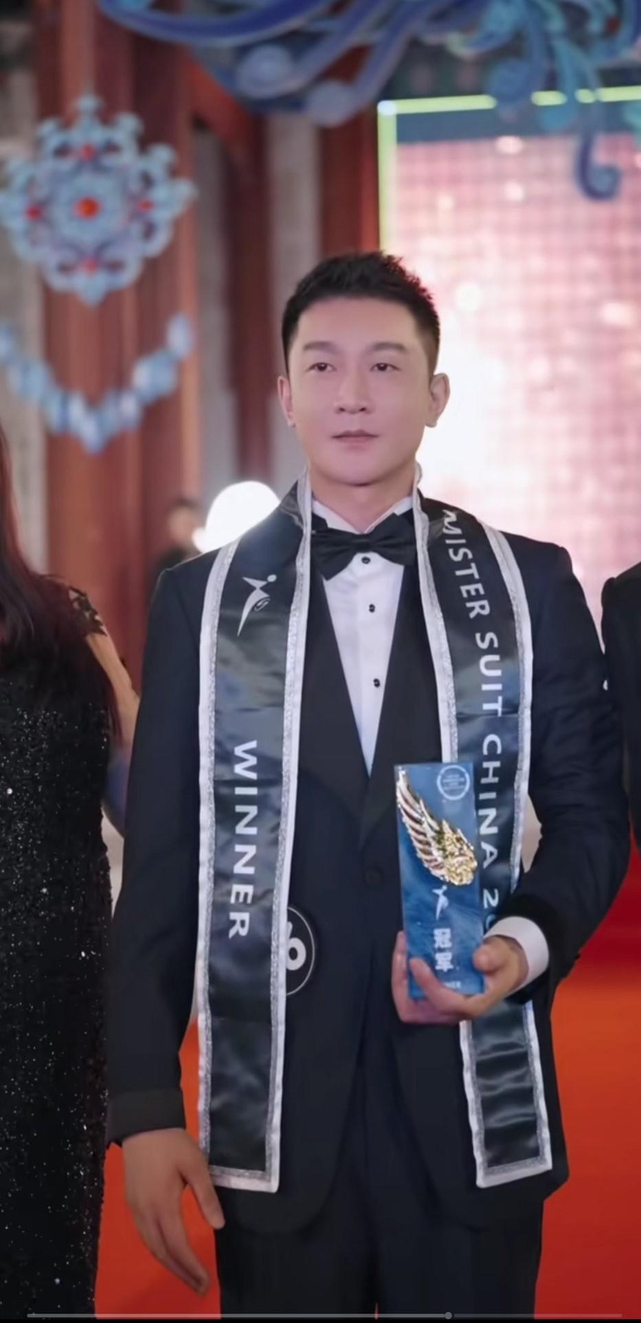 这是中国第十一届中国西装先生的冠军获得者，你觉得他穿西装的效果怎样，所谓的西装先
