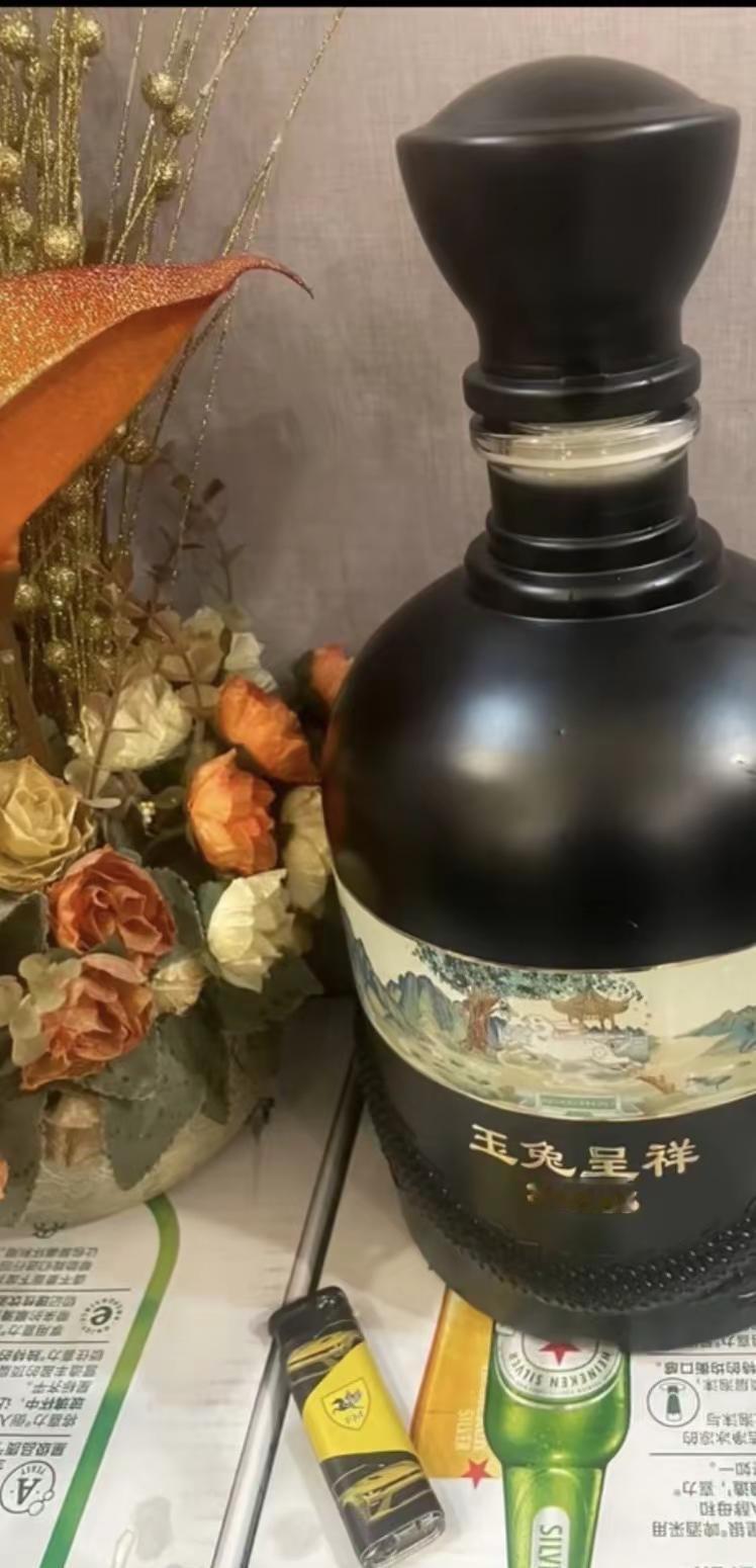 生活就是一杯杯的酒，个中滋味，什么都有，喝下去的不是酒，是生活的各种滋味。