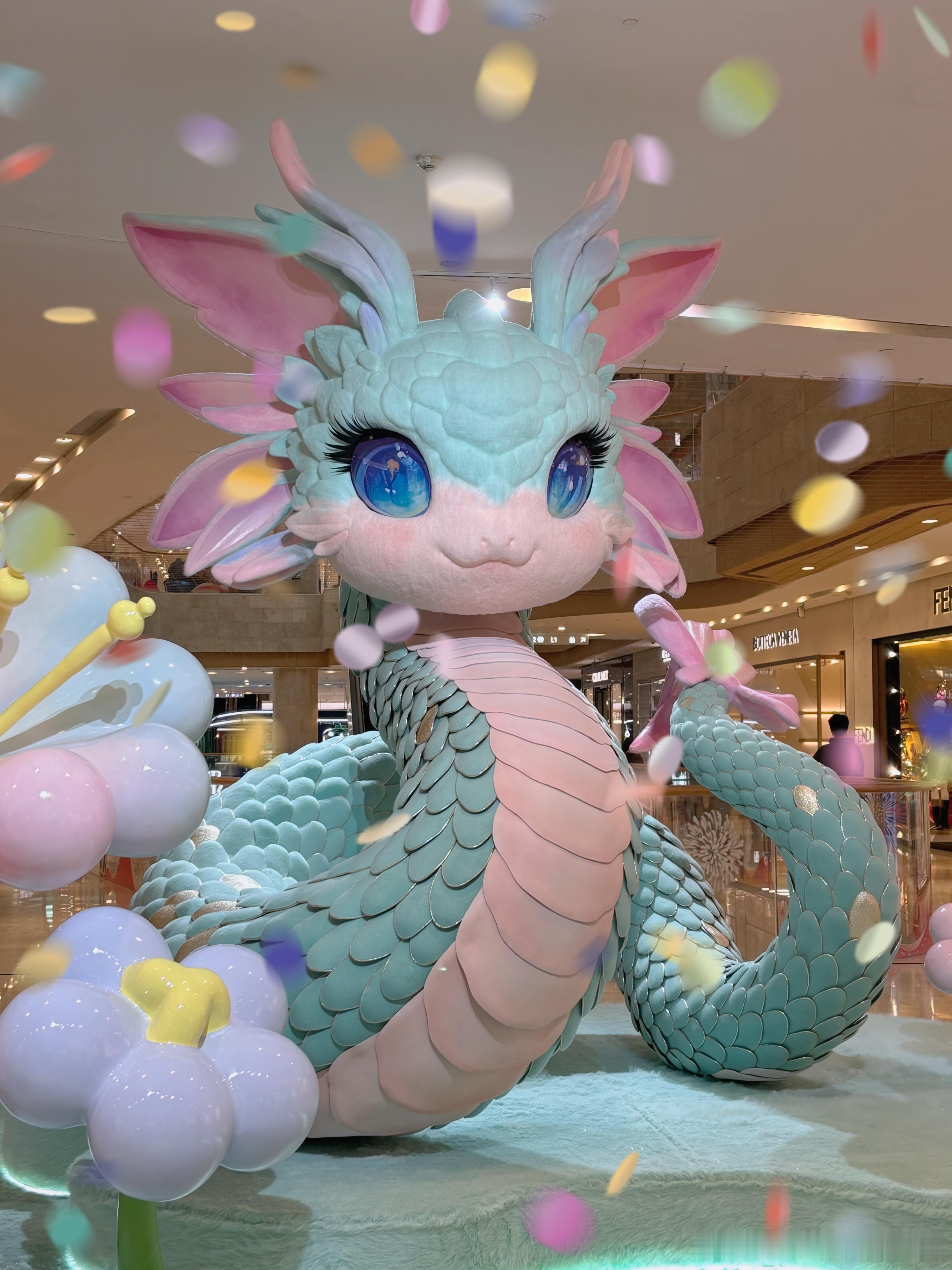 南京德基，最美蛇🐍公主已上线，灵蛇献瑞 福气满满。 