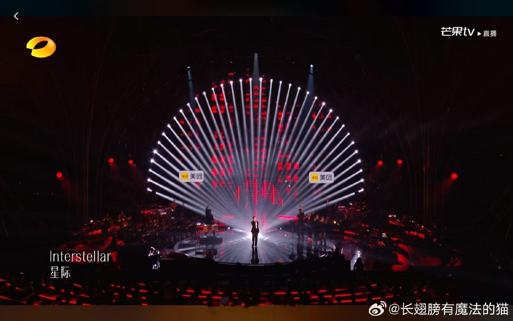 歌手直播张碧晨真好听 用心打磨每一段旋律演绎，沉稳声线搭配细腻情感，带来一场极致