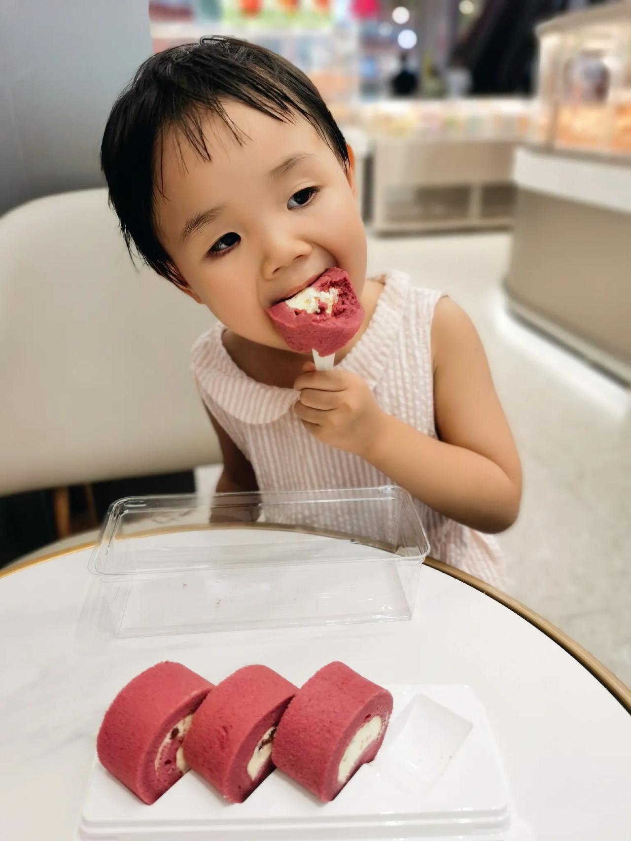  国庆假期第一天，好久没有出来玩了。今天带小妞出来走走，吃她喜欢的蛋糕🍰祝大家